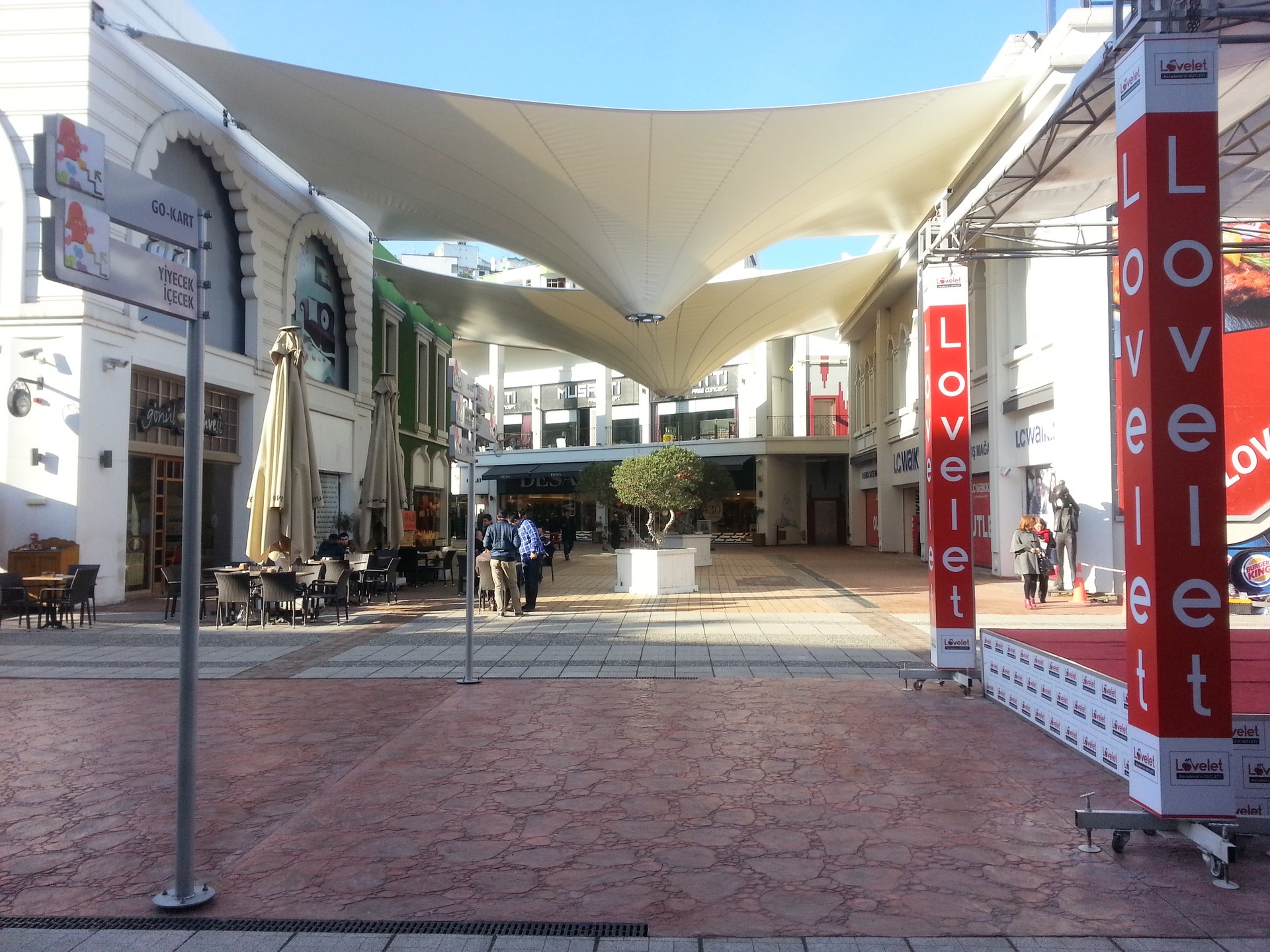 LOVELET AVM SOKAK ÖRTÜ; SAMSUN_TÜRKİYE
LOVELET SHOPPING MALL STREET CANOPY; SAMSUN_TURKIYE
( Gölgemizdesin 🥰 - Under our Shade 🥰 ) #autopark #shading #asmagermemembran #tensilefabric #tekstilmimarisi #textilearchitecture #mimaritekstil #hibritsistemçözümü #hybridsystemsolution #tasarımvemühendislik #designandengineering #imalatveuygulama #manufacturingandapplication #hightechtensilefabric #meshcephe #meshfacade #carpark #hotel #tensile #fabric #canopy #HTTF #sporyapıları #sportfacilities