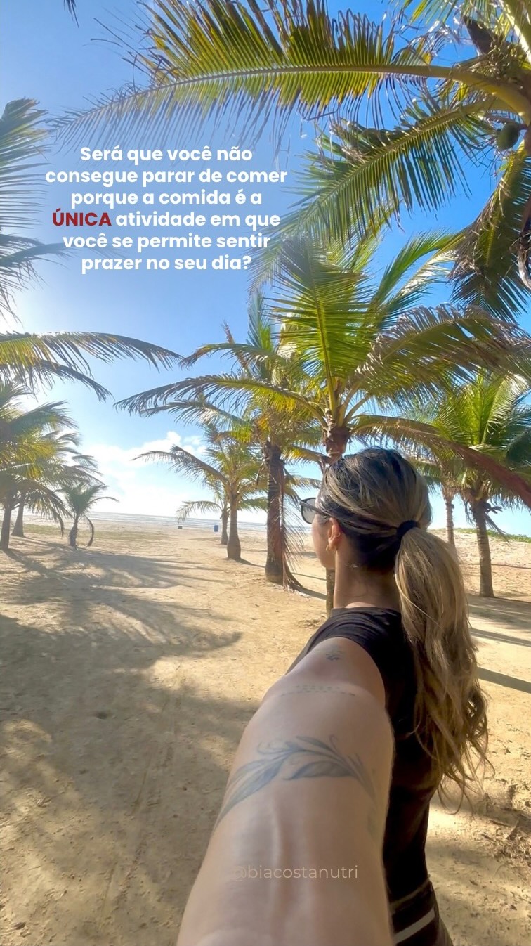 Hoje pela manhã conclui minha atividade física (como todos os dias) e resolvi tirar 10 minutos do meu dia para estar em frente ao mar… (privilégio de quem mora perto), e pude perceber mais uma vez o quanto estar perto da natureza acalma.
Claro que nem sempre podemos estar próximo ao mar, mas podemos parar 10 minutos e aproveitar outras atividades que também acalmam como: olhar o pôr-do-sol, ou pelo menos o céu pela janela. Observar um parque com crianças brincando. Regar as plantas, conversar com o porteiro. Dar bom dia a estranhos. Escutar música, ler um livro, escrever um diário, desenhar, fazer crochê, pintar, criar algo. Brincar com seu filho, abraçar apertado alguém que amamos, ligar para um parente ou amigo, passear com o cachorro, se balançar na rede, tomar um chá.
Poderia passar o dia dando opções, mas você precisa encontrar a sua.
Talvez a comida seja sua única pausa e prazer no meio de toda turbulência do dia a dia.
Talvez o que você busque na comida não seja matar a fome, mas preencher outro tipo de vazio.
Tirar 10 minutos do seu dia não vai te fazer parar de comer, mas vai dividir a sua energia gasta em apenas uma válvula de escape, para duas.
Pense nisso. ❤️
Comenta aqui embaixo: a partir de hoje eu vou tirar 10 minutos para (atividade escolhida) ❤️