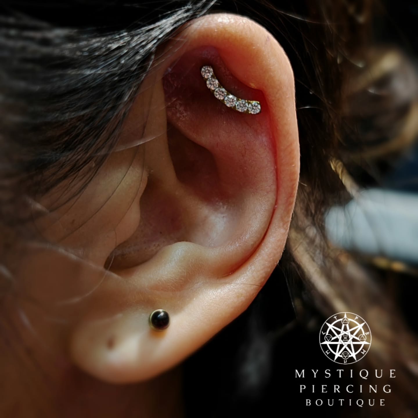 A little smile can really brighten up your day!
An amazing Curved Cluster CZ from @tremunpiercing with very unique anatomy of the client 😍
Piercer: @symbiotic_piercing @paid2stab
Using: @probodyart @purklenz
Aftercare: @neilmedpiercingaftercare