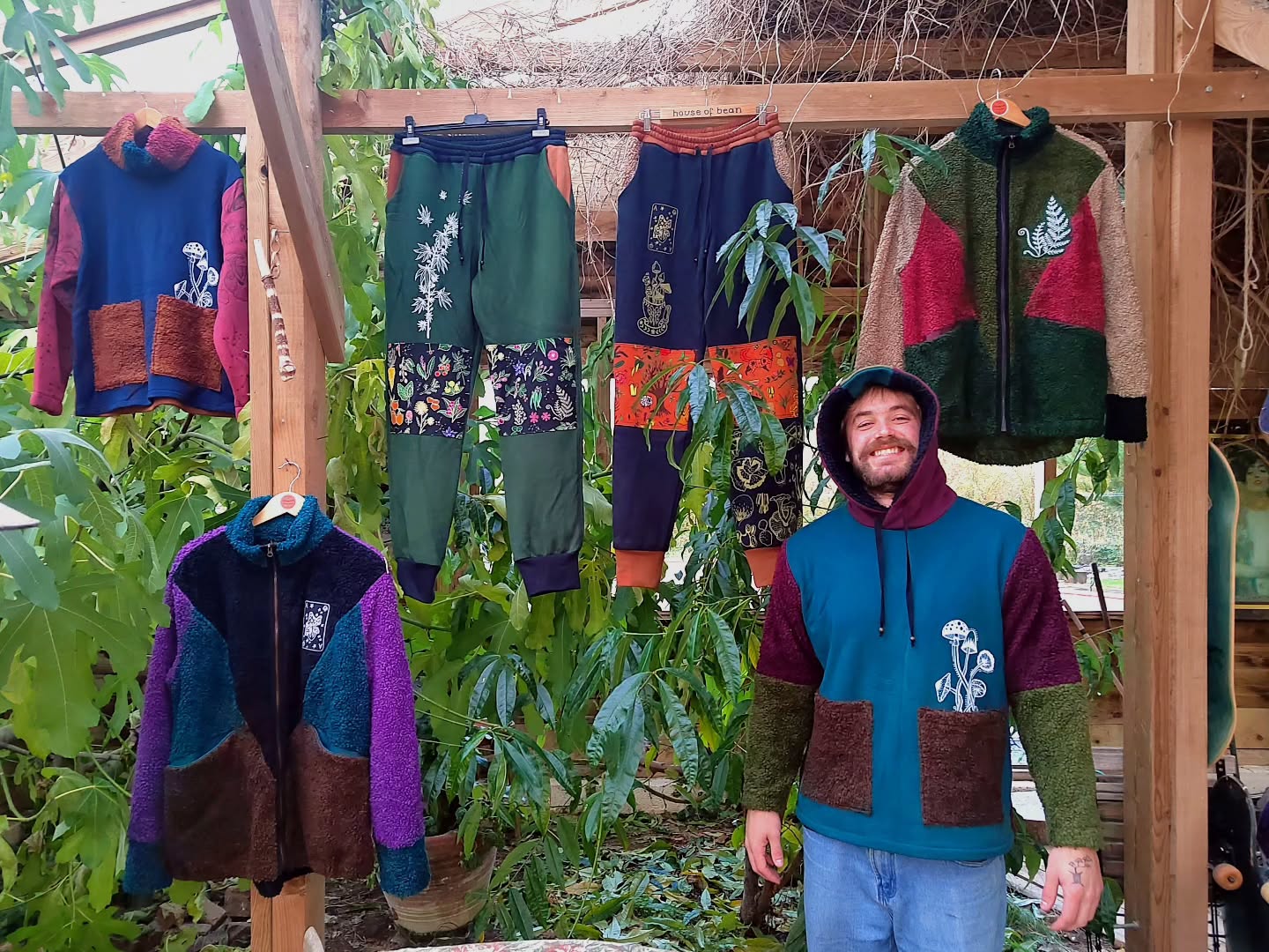 6 new pieces just added to my website, one modelled by the lovely @arth_u_rr here at @feraluxfarm. thought I'd keep to a darker colour scheme for a batch seeing as its been such a cold week āļø
sizes M-XL
www.houseofbeanco.com
#botanical #hemp #hempclothing #sustainableclothing #handmade #madetoorder #smallbusiness #screenprint #mushrooms #trees
