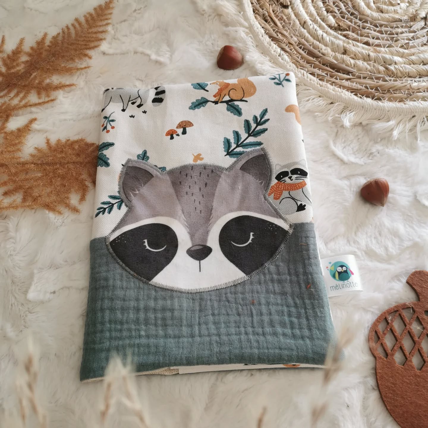 À ma grande surprise, le protège carnet de santé est l'un des produits les plus vendus cette année ! Bien après le doudou lange quand même...
Et vous? Dites moi en commentaire si le protège carnet fait partie des produits que vous offrez en cadeau de naissance?
Ou si vous avez choisi le vôtre ?
Ou alors si vous avez opté pour celui qui est parfois offert dans les kits naissance de la maternité, de la pharmacie ou de la sage femme ?