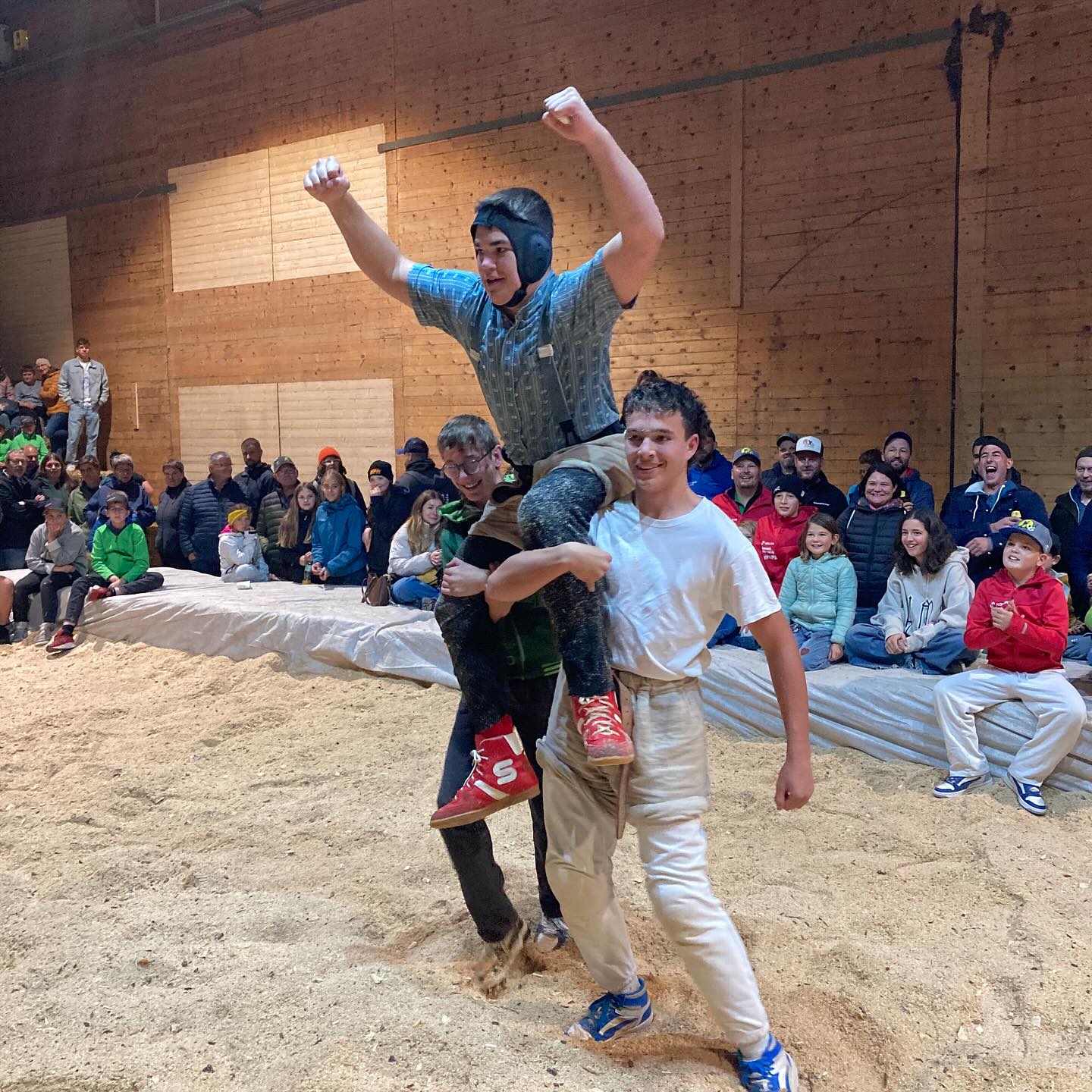 Toller Abschluss am Plantahof!
151 Buben massen sich heute beim Buabaschwinget am Landquarter Plantahof. Zum Saisonausklang feiern der Unterlandquarter Matteo Schneider (Jg. 2010/11), Nando Hochholdinger aus Felsberg (Jg. 2012/13), der Pradener Edi Inderbitzin (Jg. 2014/15) sowie bei den Jüngsten (Jg. 2016-2018) der Emser Fadri Locher (1a) und der Melser Luca Ackermann (1b) Kategoriensiege. Herzliche Gratulation den Siegern und vielen Dank allen Teilnehmern für die interessanten Gänge.
Ranglisten auf ESV-Website, Kurzbericht folgt auf hosalupf-Website.
📸: P. Casanova
#Schwingen #Tradition #Graubünden #Landquart #Plantahof @gkb.ch @repowerschweiz