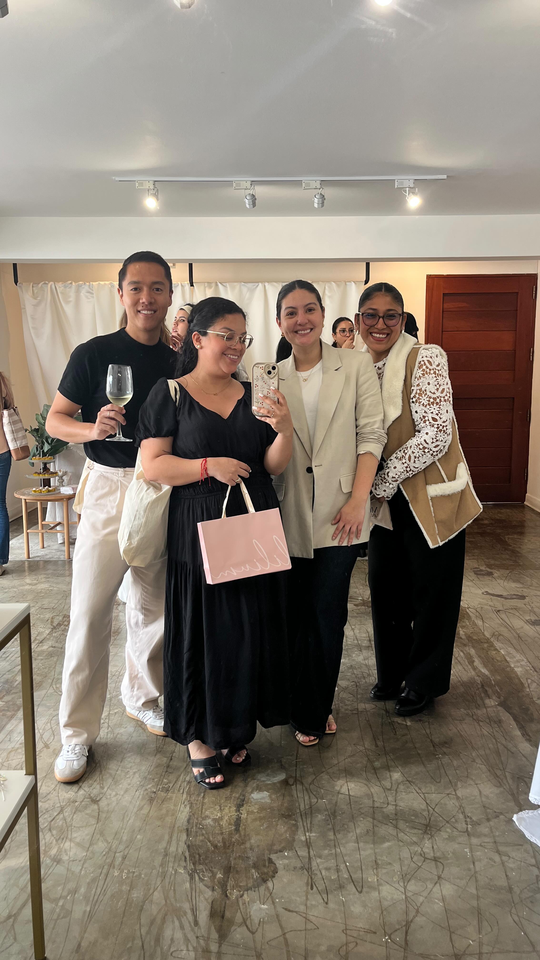 Lindo Bridal Fest organizado por @aw_anawong x @antonia.peru 👏🏻✨
Gracias por invitarnos a este lindo espacio donde compartimos entre colegas y algunos proveedores de la industria 🫶🏻
@antonia.peru
@aw_anawong
@alejandrallonacatering
@vittoria_peru
@lilium_tocados
@micavaldezbeauty
@festivityperu
@helgapedal
@sinenvolturas
#weddingplanner #wedding #lifestyle #event