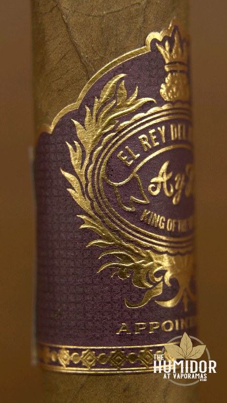 💨 The cigar band, the art we peel off and sometimes forget.
But each one tells a story.
Today's feature is the El Rey Del Mundo Appointment.
Enjoy this Anillo Appreciation moment, where we admire the craft before the cut.
#anilloappreciation #cigarbands