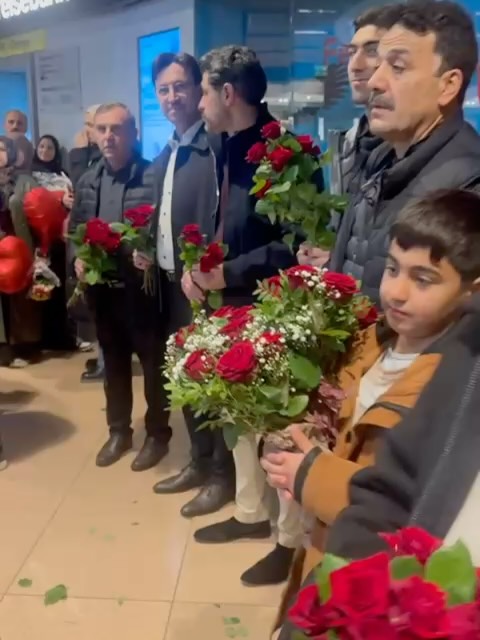 🌹 Kutsal topraklardan maneviyatla dolup dönen umrecilerimiz, bu güzel yolculuklarının ardından bugün havalimanında güllerle karşılandılar. 🌹
Allah yaptıkları umreyi kabul eylesin, kalplerine nur ve maneviyat versin, kutsal topraklarda kazandıkları huzuru daim kılsın. 🤲🏽
#Umre #KutsalTopraklar #Maneviyat #HoşGeldiniz #İslam #Bereket #Şükür #DualarımızSizinle #Umre2025 #RabbimKabulEtsin
⸻
🌹 Unsere Umra-Pilger sind voller Spiritualität von den heiligen Stätten zurückgekehrt.
Nach dieser segensreichen Reise wurden sie heute am Flughafen herzlich mit Rosen empfangen. 🌹
Möge Allah ihre Umrah annehmen, ihre Herzen mit Licht und Spiritualität erfüllen und den inneren Frieden, den sie in den heiligen Stätten gefunden haben, ewig währen lassen. 🤲🏽
#Umrah #HeiligeStätten #Spiritualität #WillkommenZurück #Islam #Segen #Dankbarkeit #Gebet #Umrah2025 #FriedeUndLicht