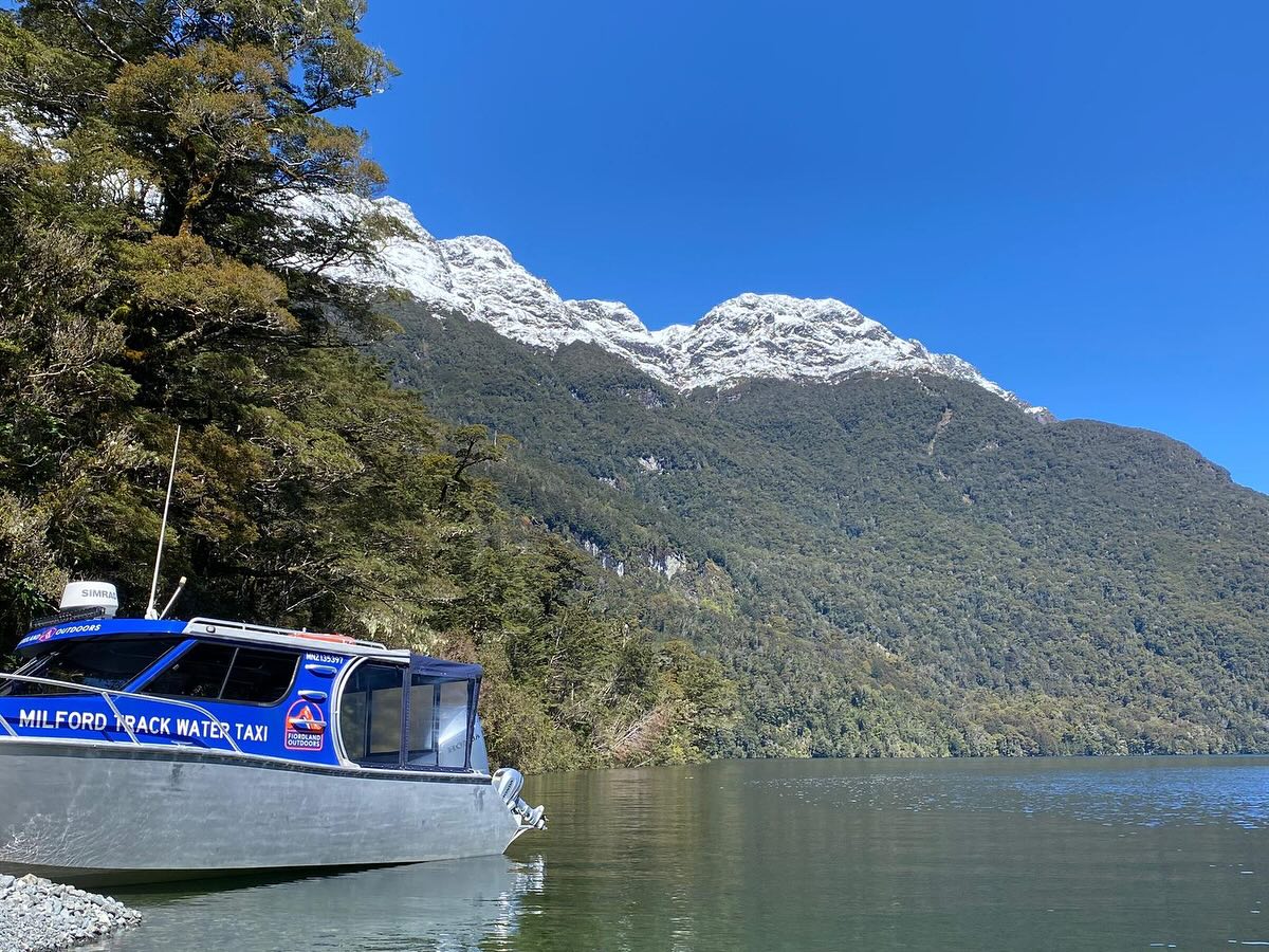 Thank you @fiordlandoutdoors for the amazing day walk through the stunning Milford Sound🤩 10/10 experience! #milfordsound #teanau #teanaulakefrontbackpackers #newzealand