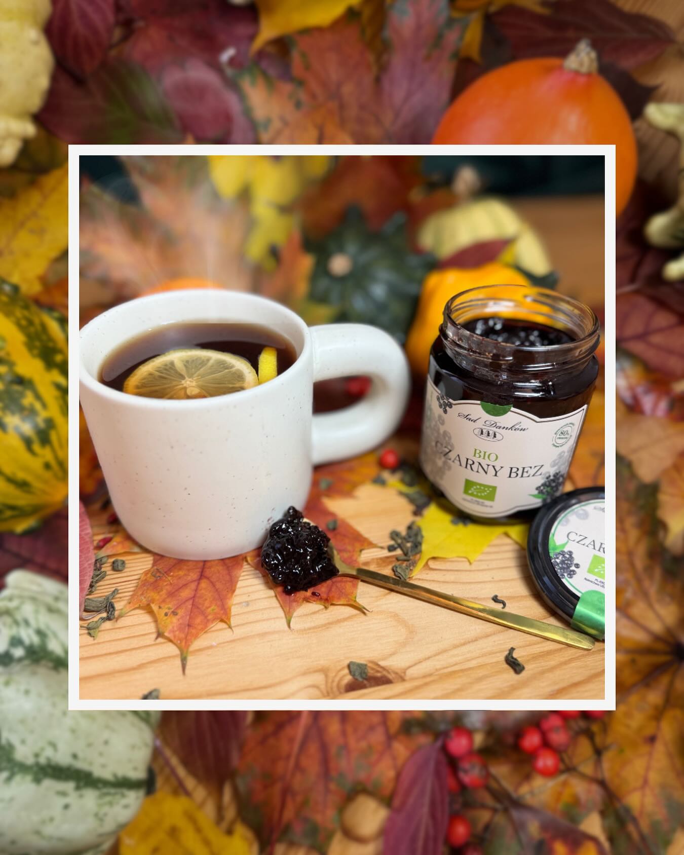 🍂 Jesień w kubku — aromatyczna herbata z czarnym bzem rozgrzewa, gdy za oknem tańczą liście. ☕💜 #autumn #tea #vibe #odporność #jesień