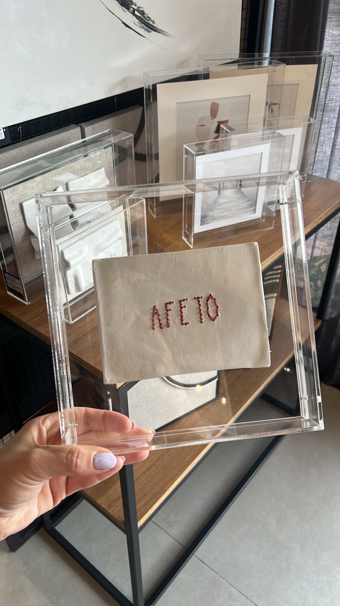 Acrílicos: leveza, cor e personalidade para o seu ambiente. Design contemporâneo para transformar paredes e prateleiras! 🥰✨