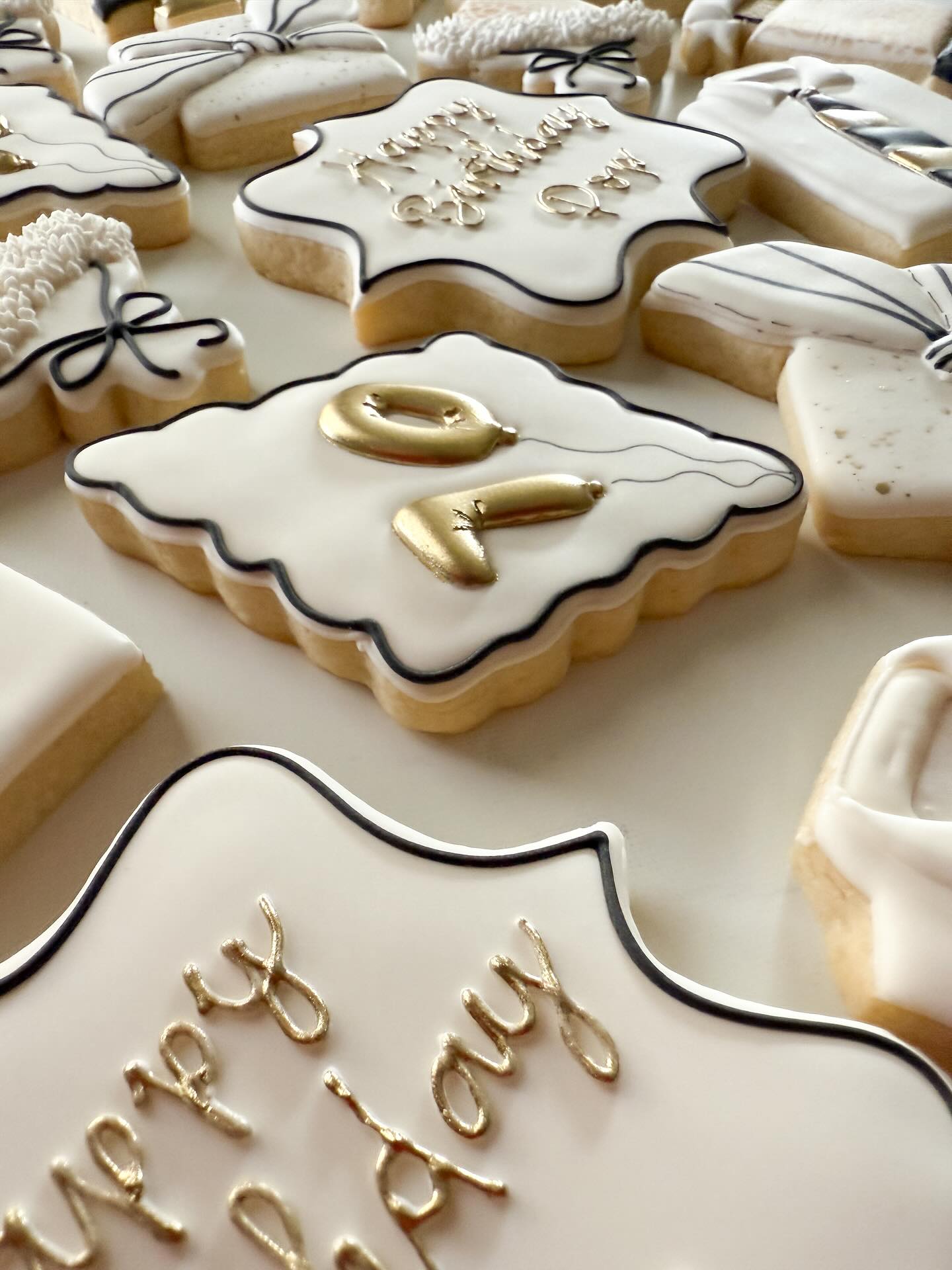 I was so happy to make cookies for this milestone birthday and family celebration ... Happy birthday, Tom!
…
…
…
#somecookiesbecause_byduveen #decoratedsugarcookies #decoratedsugarcookiesofinstagram #lincolnnebraska #lincolnccokies #nebraskacookiers #geschenkeausderküche #backenmitliebe #70thbirthdaycookies #shirtandtiecookies #birthdaycookıes #presentcookies #partyhatcookies #cakecookies
