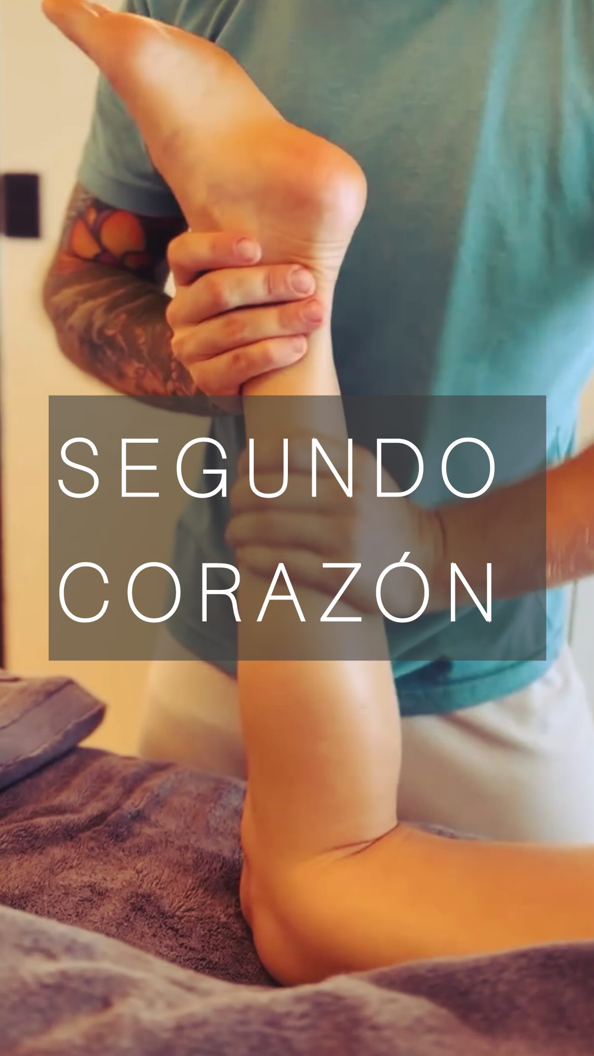 “Las piernas son el segundo corazón del cuerpo.”
🔹 El significado de la expresión:
Se dice así porque los músculos de las piernas, especialmente los gemelos, ayudan a bombear la sangre hacia arriba — desde los pies hasta el corazón — durante la caminata y el movimiento.
Esta función incluso se llama “bomba muscular” (o “segundo corazón”), ya que, al contraerse, los músculos de las piernas empujan la sangre venosa de regreso al corazón, favoreciendo la circulación y evitando la congestión.
#bravabodydynamics #masaje #puertocancun
