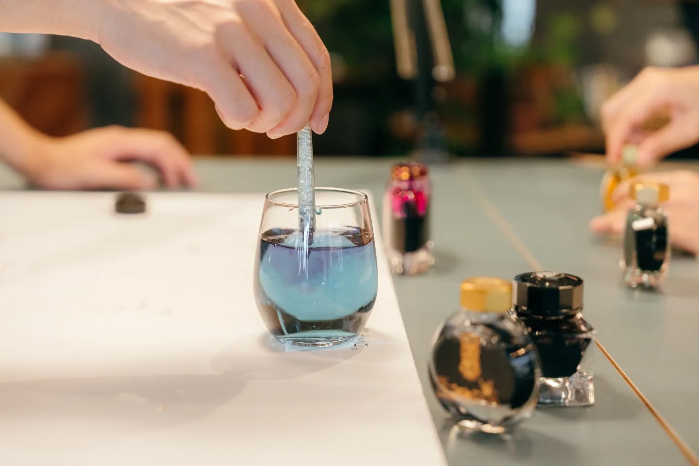 「無駄で何が悪い、無駄なところで対話して生きる」安藤忠雄
先日ストーリーでこの言葉をちらっと紹介したら、思いのほか反応をいただきまして。
今日は、その続きを少しだけ書こうと思います。
よかったら読んでいってくださいな。
いつもながぁ~い文を読んでくれるそこのあなた、だいすきです。
インスタの投稿楽しみにしてると声をかけてくれるそこのあなたは、もっとだいすきです。
ただごめんなさい、既婚者ですのでそこんとこよろしく。
お礼に、そんなあなたが渡る信号が全部青であること願ってます。
〜〜〜〜〜〜〜〜〜〜〜〜〜〜〜〜〜〜〜〜〜〜〜〜〜〜
AI化・デジタル化が進む中で、あらゆる物事から“余白”が消えつつあるように感じます。
これは良い悪いの次元の話ではありません。
けれど人間とは本来、効率の外にある時間、
‘’無駄のように見える余白‘’を通して、
文化を育み、
感性を磨き、
趣味を楽しんできた存在ではないでしょうか。
先人たちは、この「余白」というものを通じて、文化を作り継承し、暮らしを彩ってきたと考えています。
そして今、私たちが手紙を書くという営みも、同じように豊かな余白のひとつだと思います。
スマホでポチポチっとすればすぐにメッセージが届くというのに、
手紙という手段をとるということ。
相手を思いながら便箋を選ぶ時間、
ゆっくりと言葉を紡いでいく時間、
無事届いているのか、返信は来るのだろうかと思いを馳せる時間、
相手を感じながら何度も読み返す時間――。
紙と向き合う、そして自分自身の心と向き合う時間は、速さや効率とは無縁で、ただ丁寧に生きる余白そのものであり、無駄というこれ以上ない‘’豊かさ‘’でした。
そんなことを近頃、手紙というものを通じて私自身が感じています。
「無駄で何が悪い、無駄なところで対話して生きる」
この言葉には、人間が効率や速さに縛られず、心を通わせる時間を持つことの大切さが示されているように思います。
そして、そうした時間や営みこそが、人々の豊かさにつながる真価があるのではないかと思っています。