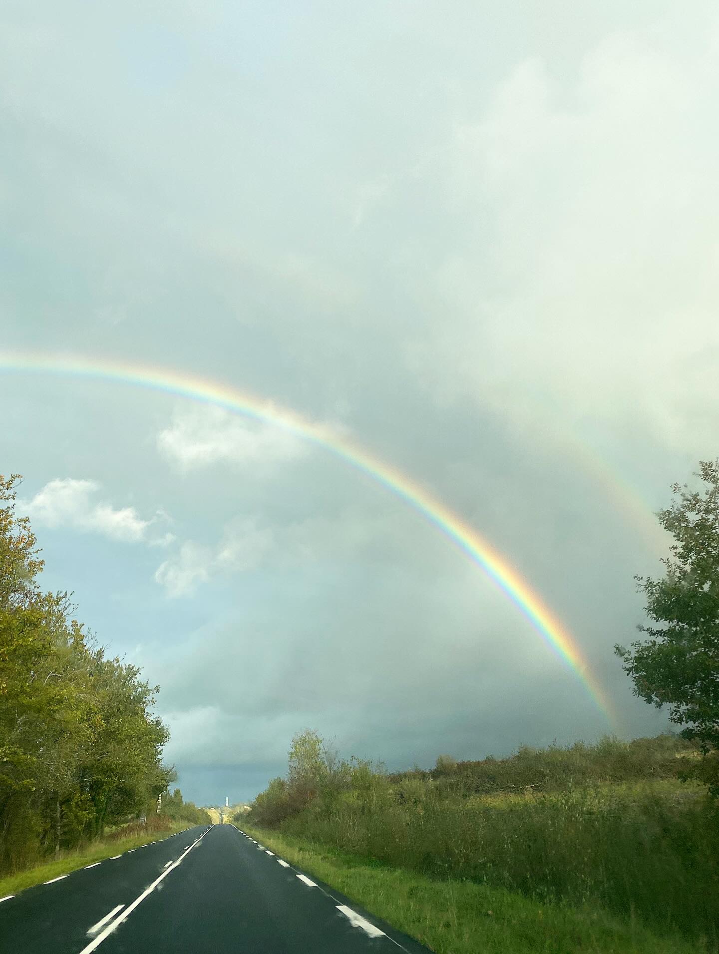 • ALLEZ ALLEZ •
Pas toujours facile de croire que la vie ne nous abandonne jamais et que tout arrive pour le mieux.
Respire.
Ça va aller.
Tu n’es pas seul.e