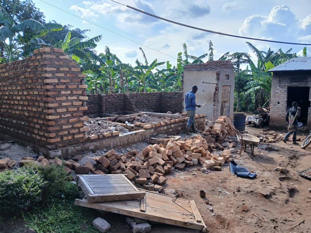 One week ago, the bricks arrived on site.
The crew sure have been busy since then!
Wonderful to see the new building taking shape 😍
#followingsfoundation #busubiempoweredcommunities
