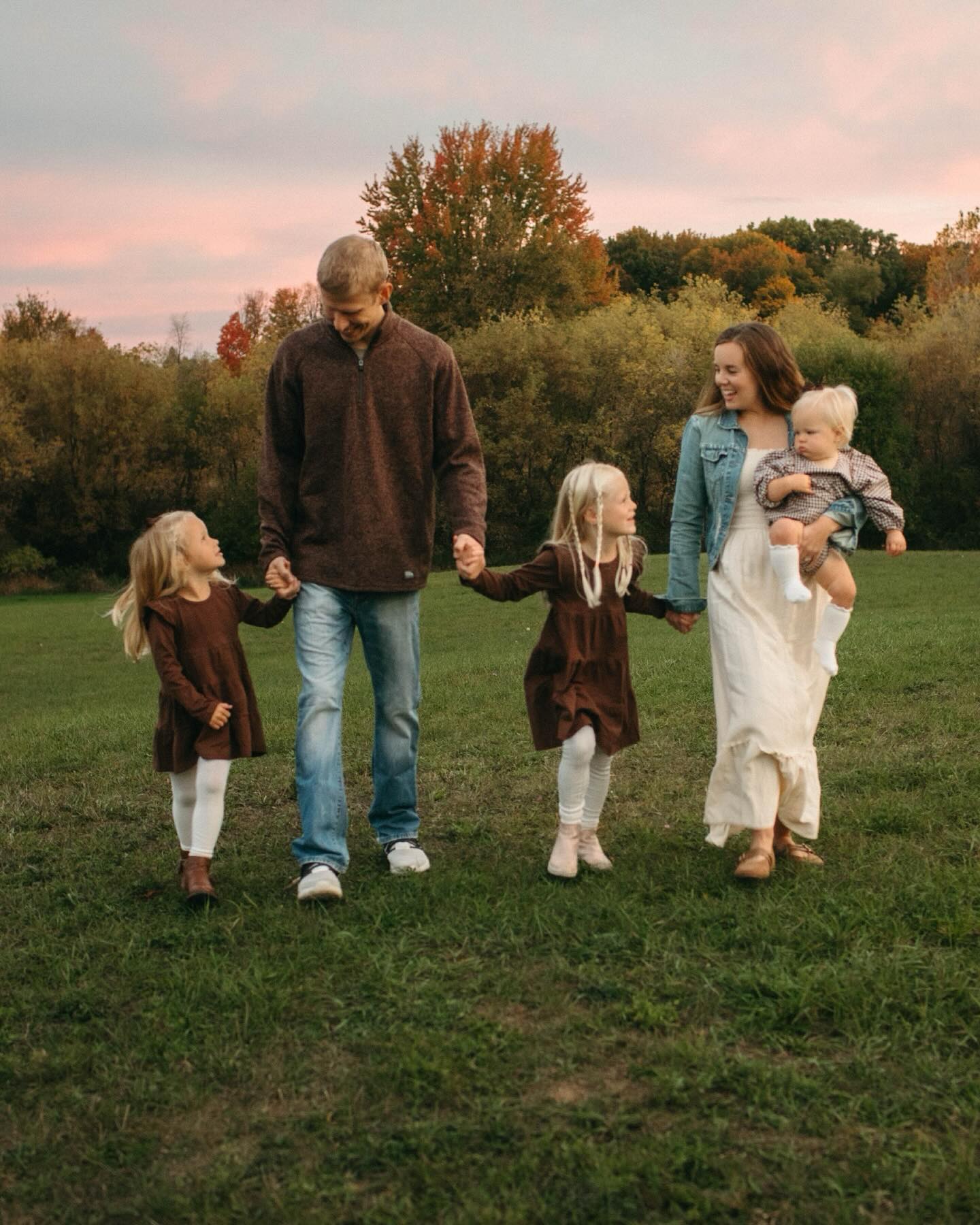 What a complete joy and honor it is to photography the same families over the years. There’s nothing I love more than to be able to watch your kids and family grow 🥹🫶🏼 This family session was extra special … the girls have the biggest personalities and really are the sweetest. The way mom and dad love on them and allow them the freedom to be themselves is my favorite and that’s where the magic happens ✨