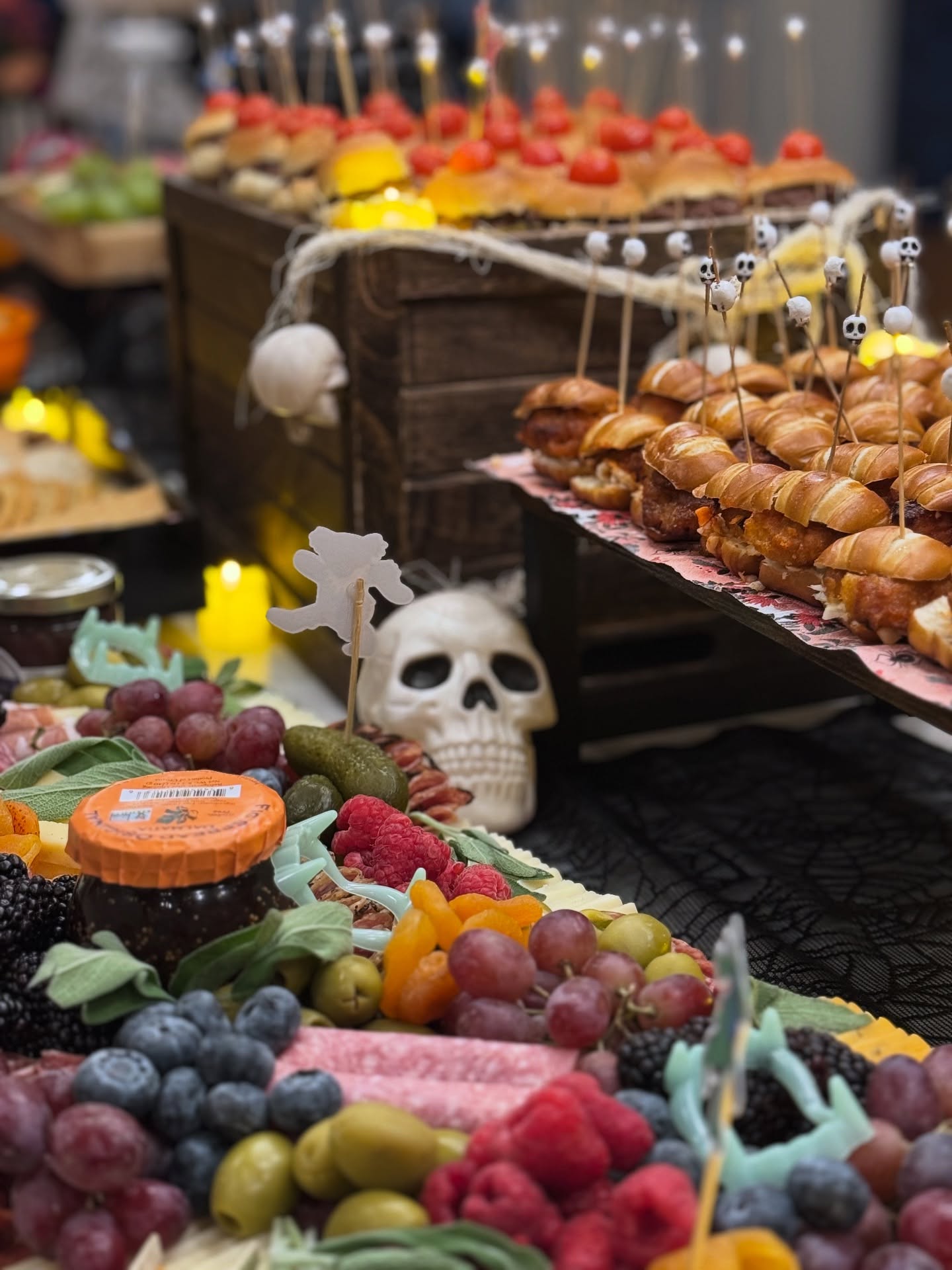It was a Grateful unDead Evening ☠️
#naperville #napervillecatering #napervillecaterer #halloweencatering #halloweencharcuterie #gratefuldead #gratefulundead #customcocktails #napervillebartending #napervillebartender #napervillesmallbusiness