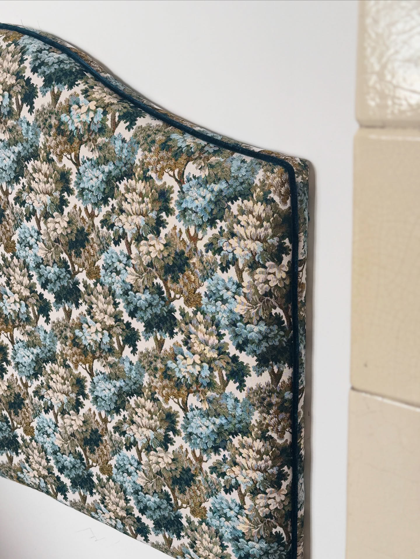 Credem în frumusețea lucrurilor făcute cu grijă și pasiune, aici, în România.
Deși materialele noastre provin din Franța, rafinate, autentice, de cea mai înaltă calitate, magia prinde viață în atelierul nostru. Aici, fiecare piesă e realizată cu multă răbdare și măiestrie.
Susținând producția românească, susținem oamenii talentați din țara noastră și contribuim la o economie mai puternică.
Pentru că eleganța adevărată înseamnă și responsabilitate. 💯