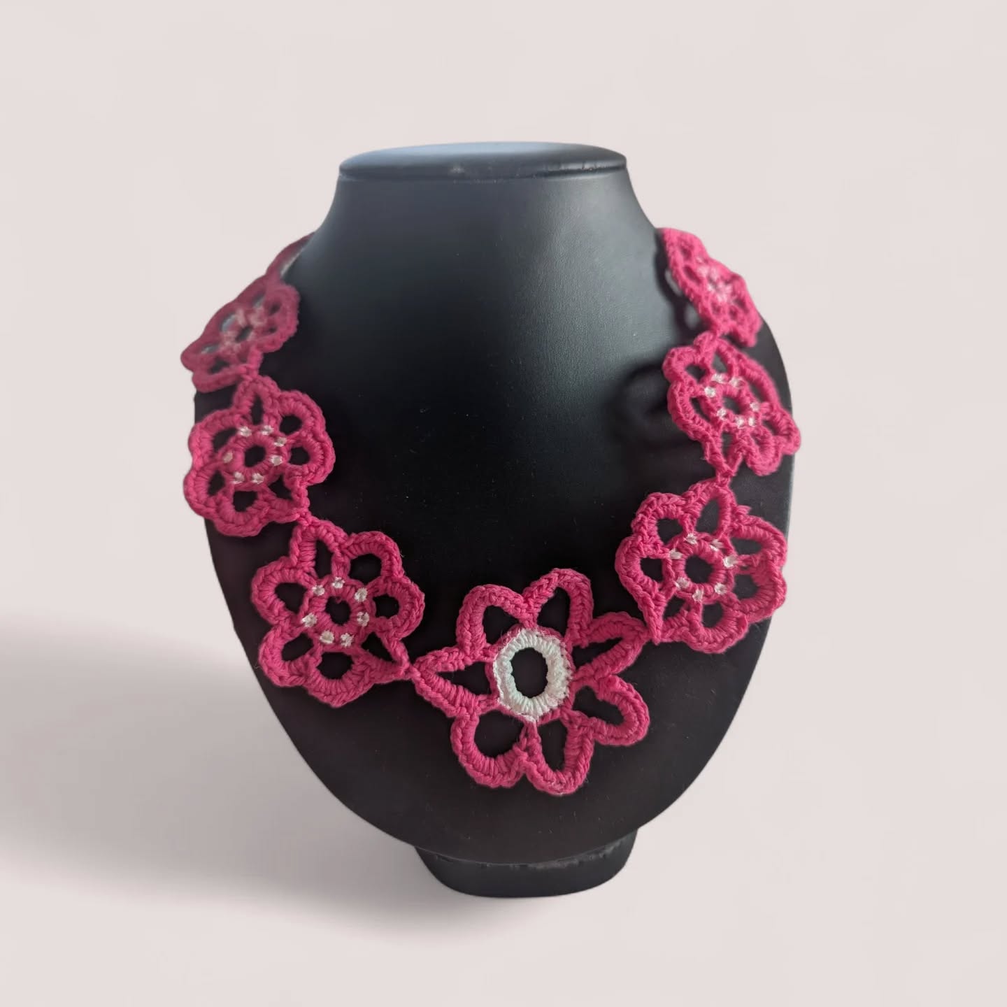 Aujourd'hui je vous propose une publication qui sort de l'ordinaire.
Je fais cette publication pour une amie qui a créé ces jolis tours de cou.
Cette idée de création est apparue alors qu'elle devait se faire opérer d'une tumeur sur la thyroïde. Passionnée de crochet, elle a décidé de créer quelque chose d'élégant pour cacher sa cicatrice. Suite aux compliments de plusieurs personnes, elle en a refait et m'a demandé de les mettre en vente pour elle. Ensemble nous avons décidé que sur chaque vente, peu importe le montant, 5chf serait reversé à une association de lutte contre le cancer. Nous n'avons pas encore choisi car il y en a beaucoup... Si l'une vous tient à cœur, n'hésitez pas à nous en parler. D'ordinaire je donne à Zoé4life, mais ils sont spécialisés pour les enfants.
Pour les prix :
-Collier simple 12chf
-Boucles simple 7chf
-L'ensemble simple 15chf.
-Collier avec perles en verre coloré, 15chf
-Boucles avec perles en verre coloré, 9chf
-L'ensemble avec perles en verre coloré, 20chf
Merci d'avance pour votre soutien !
#bonneaction #soutiencontrelecancer #crochet #faitmain #suisse