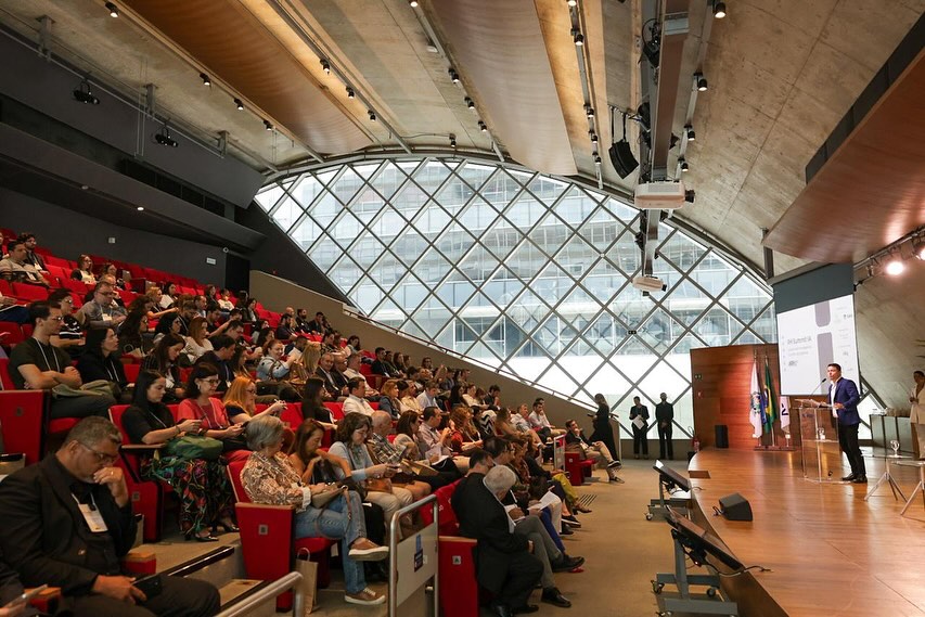 ✨ Que dia incrível!
O RH Summit IA: Liderar com Inteligência e Cuidar de Pessoas foi um sucesso, e isso só foi possível graças a cada pessoa que fez parte desse encontro especial!
Agradecemos profundamente a todos os palestrantes, que trouxeram reflexões inspiradoras sobre o futuro da Inteligência Artificial na gestão de pessoas, e ao público presente, que participou com entusiasmo, curiosidade e vontade de aprender.
Foi um momento de troca, conexão e aprendizado, realizado no Centro Cultural da FGV, que reforçou o propósito da ABRH-RJ: unir pessoas e ideias para transformar o mundo do trabalho.
Seguimos juntos, com inteligência e sensibilidade, construindo o futuro do RH!