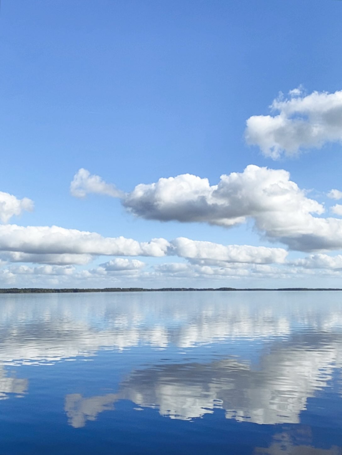 • LE CIEL DANS L’EAU •
Juste pour le plaisir que cette beauté éphémère reste visible ici.
Se rappeler que tout instant de vie est un cadeau.
Qu’il soit lumineux et agréable ou plus sombre et difficile.
Tout est le chemin.
#naturappinessciels