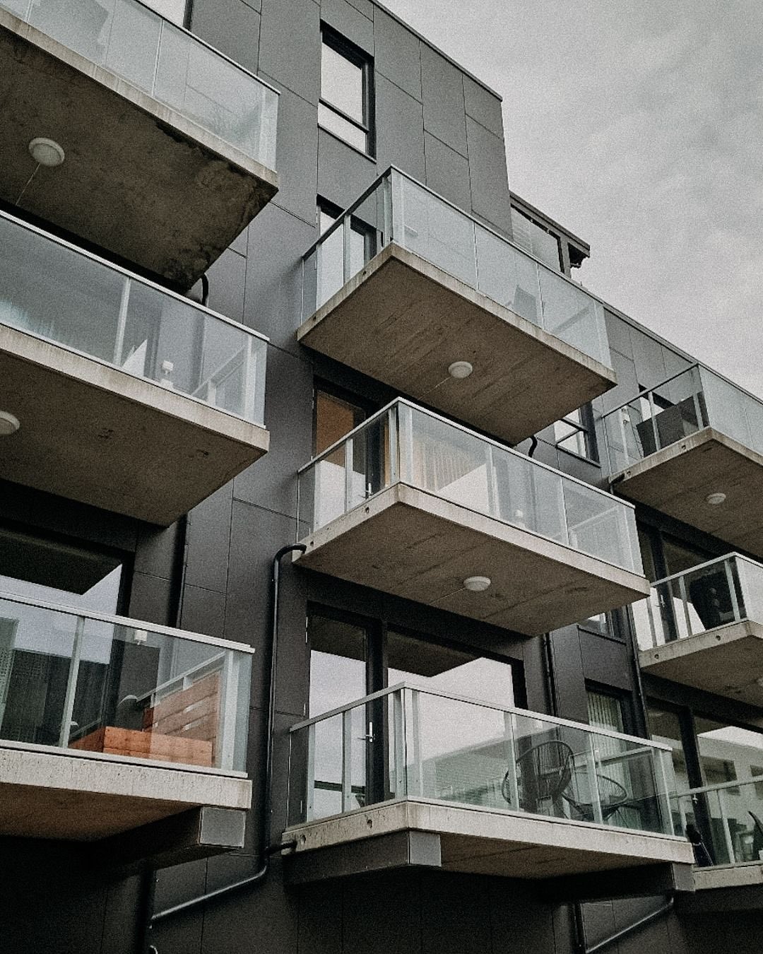 Visste du at flere av balkongene i dette bygget ikke ble innglasset da det var nytt? Flere har ønsket å få det gjort i ettertid – og det fikser vi!
Enten du vil skjerme mot vær og vind, få en lunere uteplass eller øke bruksverdien på boligen kan du kontakte oss for befaring eller tilbud!🙋♂️
#innglassing #balkong #veranda #glassfasade #oppgradering #oppussing