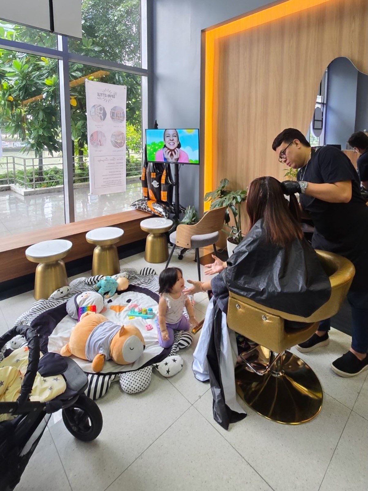 Here at The Spin and Style, we pride ourselves on our tranquil, serene, 100% kid-friendly environment. As you can see 👧❤️😍 #mandaluyong #acquaprivateresidences #salon #kidfriendlysalon #petfriendlysalon