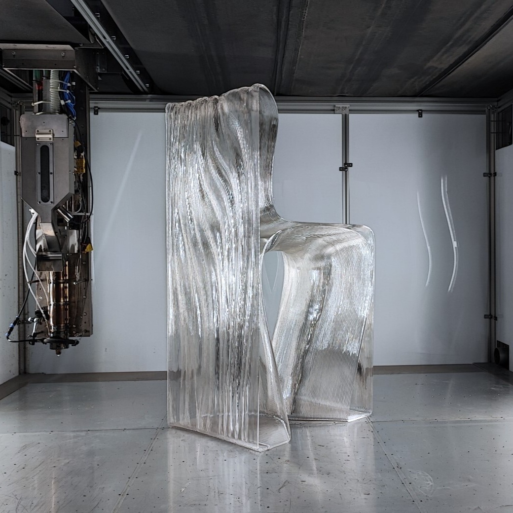 国内最大級のデザイン&アートイベント「DESIGNART TOKYO 2025」において、BOLDGYM会員である塩月卓也氏(ZKI design)の作品出展を技術協力という形でサポート出展いたします。
本作品は、ExtraBoldの大型3Dプリンター「EXF-12」を使用し、三菱ケミカル株式会社の植物由来素材 「DURABIO™(デュラビオ)」 を用いて造形された、美しく有機的なフォルムの家具作品です。
At DESIGNART TOKYO 2025, one of Japan's largest design and art events, ExtraBold provided technical support for the exhibition of works by BOLDGYM member Takuya Shiotsuki (ZKI design).
This piece is a beautifully organic-form furniture work created using our large-format 3D printer, the “EXF-12,” and Mitsubishi Chemical Corporation's plant-derived material “DURABIO™.”
【出展情報】
DESIGNART TOKYO 2025
展示期間:2025.10.31(fri)〜2025.11.9(sun)
営業時間:10:00〜19:00(最終日のみ16:00まで / 最終入場時間15:00)
展示会場:東京都渋谷区宇田川町19-3 MEDIA DEPARTMENT TOKYO
出展者:ZKI design(塩月 卓也)
協力:株式会社ExtraBold、三菱ケミカル株式会社
展示詳細:https://www.designart.jp/designarttokyo2025/exhibitions/10849/
#AdditiveManufacturing #3Dprinting #sustainable #Extrabold
#3Dprinted #3dprint #リサイクル #アップサイクル #recycle #upcycle
#デジタル製造 #3Dプリント技術
#3Dプリントデザイン #造形 #環境課題
#3Dモデリング #プラスチック製造
#greencreative
#ExtraBoldINC