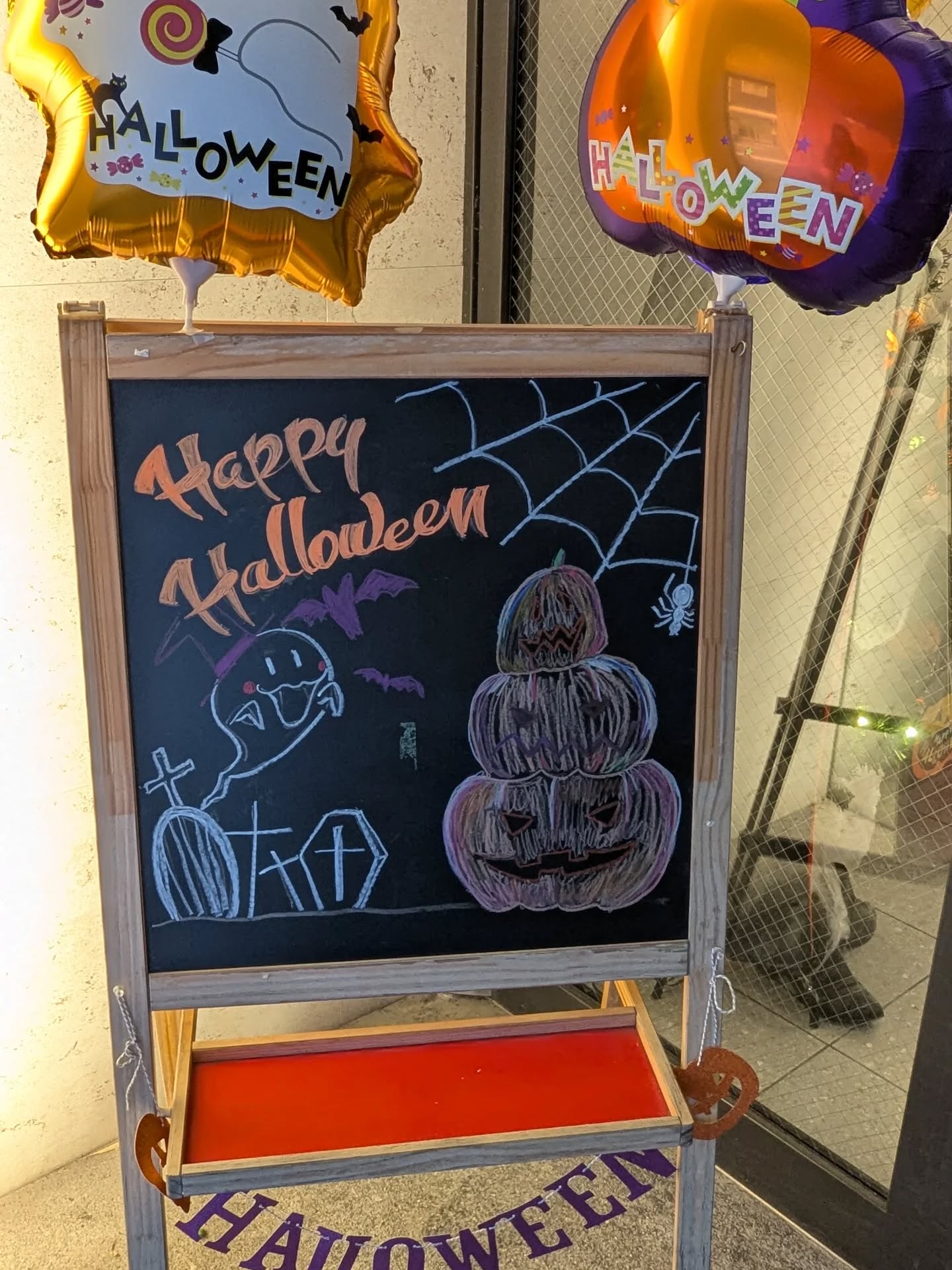 We hope you all had an amazing Halloween filled with snacks and smiles! 🧡
In a few weeks we will gently easing into that magical Christmas mood with some cozy nights, lights, and festive feels. ❄️🎄