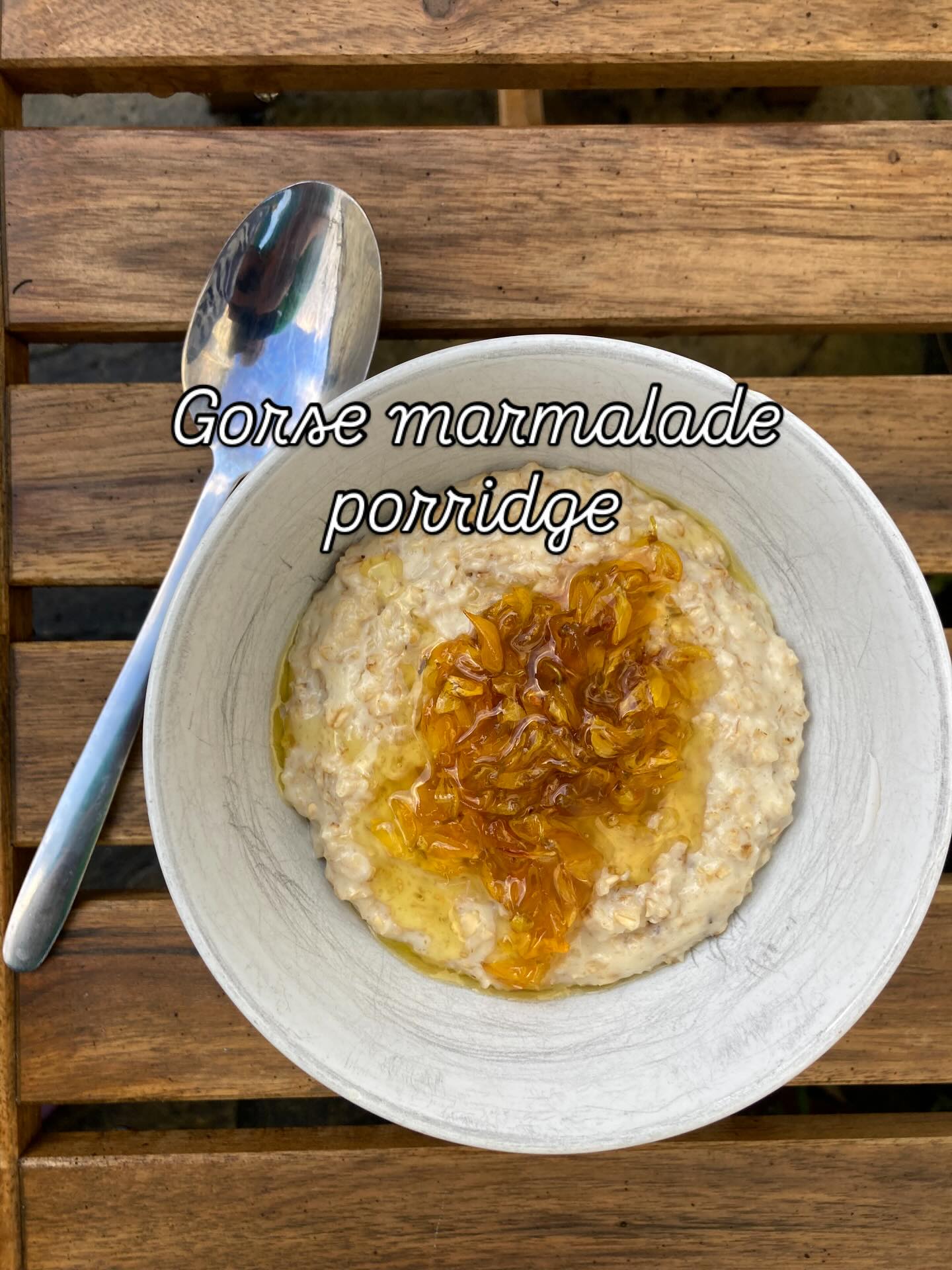 Here’s one of my favourite breakfasts, gorse marmalade porridge 😋
2 cups of gorse flowers with the juice of 2 oranges and some jam sugar, simmered until set then stirred into porridge. Golden comforting deliciousness, ideal for the colder darker days of autumn.
#gorse #autumn #porridge #breakfast #marmalade #season #treats #marmalade #homemade #getoutside #autumnwalks