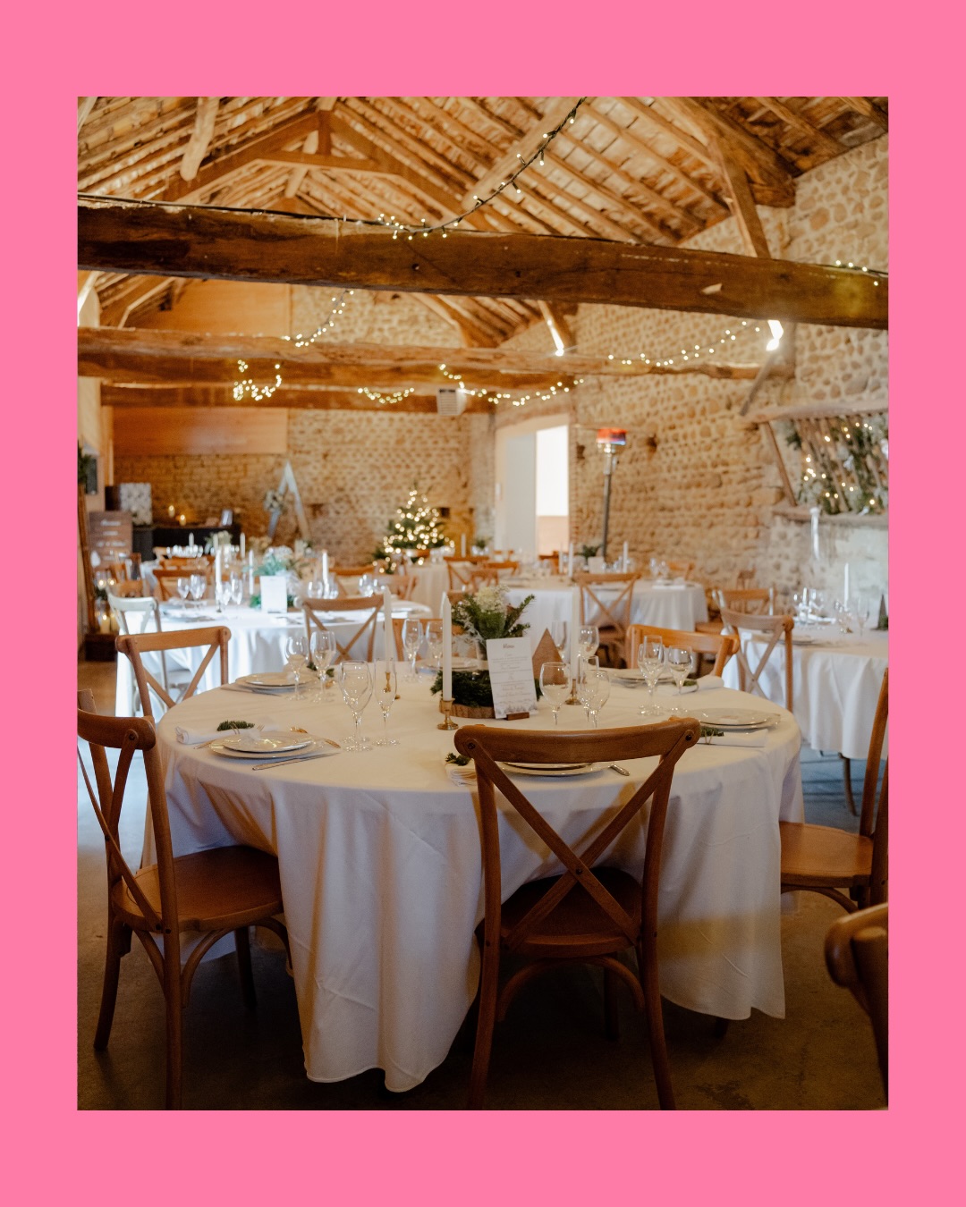 Mariage d’hiver dans les Pyrénées :
la preuve que la magie, ici, c’est pas que sur les pistes. ❄️🏔️
Une déco chaude, des matières naturelles, et cette ambiance que seule notre région sait créer en hiver :
un mélange de douceur, de froid qui pique un peu, et de moments qui réchauffent tout.
Ces deux-là ont transformé leur jour J en cocon montagnard : nuances d’hiver, lumières chaleureuses,
et ce décor typique de chez nous qui fait tout le charme. ✨
📸 Photographe de mariage dans Hautes-Pyrénées
👉 Enregistre ce post si tu prépares un mariage d’hiver
ou si tu veux une dose d’inspi “montagne + love” ❄️💙