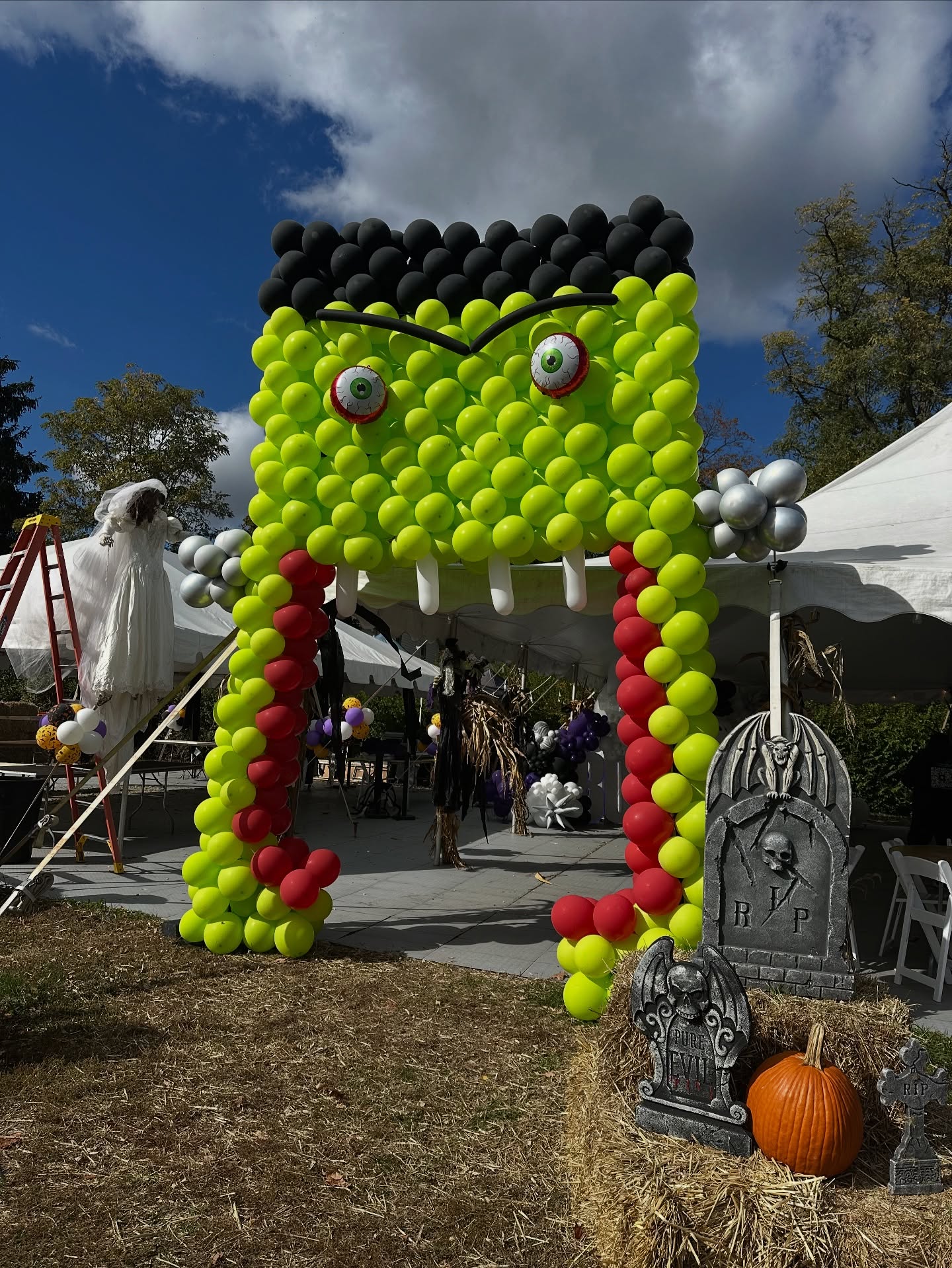 October was a whirlwind of activity for us, and Halloween—a holiday we truly adore—allowed us to showcase our passion for creating EPIC balloon displays.
This month, we were honored to be named Creator of the Month by @decomexballoons! They provided us with their fantastic balloons, which we used to craft an impressive 12ft tall Frankenstein arch (with the exception of the foil eyes) for @peddlersvillage! 💀👻🎃
We believe in bringing larger-than-life balloon décor to life with only the best materials. Decomex has been a go-to brand for us since our journey began! What do you think of our Frankenstein creation?
Balloon colors featured: black, red, luster silver and bright lime. 🎈
Need balloon decor for your next event? Hire us to make your event a moment to remember.
➡️ www.momentsbymax.com
.
.
.
🏷️#phillyballoons #phillyevents #jerseyballoons #delwareballoons #delawareeventplanner #balloondecor #phillyeventplanner #buckscountypa #balloonartist #montcopa #balloonartist #buckscountypa #marquees #ledmarquees #eventrentals #partyprops #phillyeventrentals #phillyrentals #letsparty #display #partytrends #halloween #halloweencostume #costume #trickortreat #october #octobervibes #fallvibes #autumn