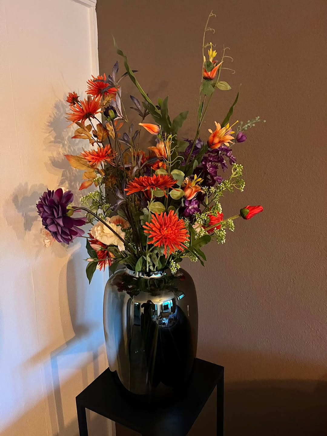 Haal gezellig de herfst in huis met de bloemen van WeJoyFlowers 🤎🧡💜❤️#herfst#zijdenbloemen#woonkamerinspiratie#zorgeloos