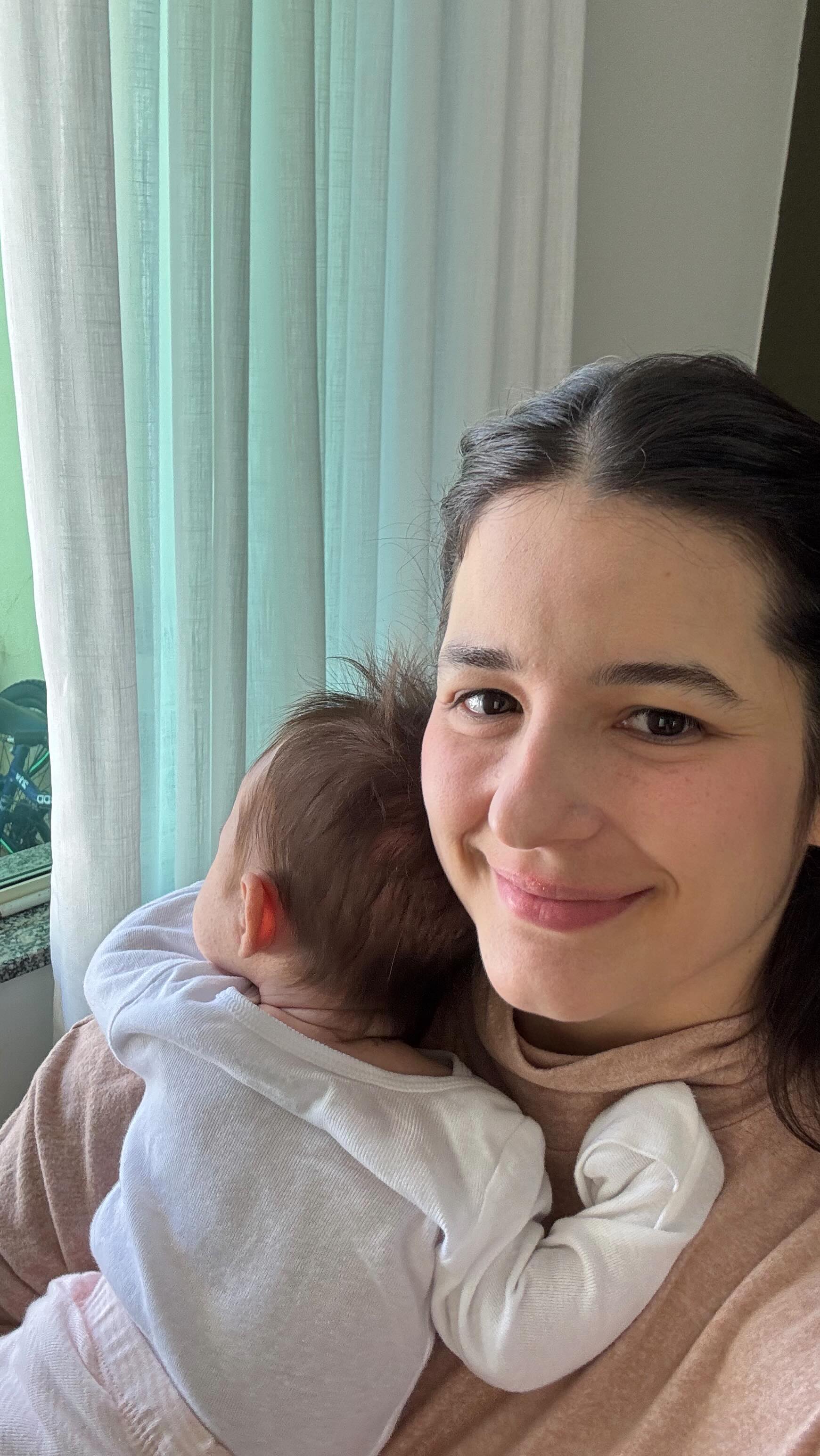 Essa foi a fala de uma paciente durante a sessão. Ela descrevia um estado de exaustão mental constante, em que o pensamento nunca se desligava sempre havia algo a resolver, algo pendente, algo que exigia energia.
Essa experiência é muito comum em quadros de sobrecarga cognitiva e fadiga emocional. Quando o cérebro está em modo de vigilância contínua, ele perde a capacidade de descanso psíquico e o corpo sente.
Durante a sessão, trabalhamos algumas estratégias práticas para ajudá-la a reconstruir esses “cinco minutos de pausa”:
🕯️ 1. Mini pausas conscientes: criar micro momentos de silêncio ao longo do dia, de 1 a 3 minutos, com respiração profunda e atenção plena.
📓 2. Externalizar pensamentos: escrever ou registrar o que está na mente para liberar espaço mental.
🚶 3. Movimentar o corpo: pequenas caminhadas sem estímulos (sem celular, sem fone), apenas percebendo o ambiente.
📱 4. Limitar o bombardeio de estímulos digitais: definir horários claros para checar mensagens e redes sociais.
💬 5. Reestruturar o “dever”: transformar o “eu preciso fazer” em “eu escolho fazer” esse pequeno ajuste linguístico muda o foco da obrigação para o autocuidado.
Cinco minutos de pausa não são perda de tempo são um investimento em saúde mental.
Envie para uma mãe!
#maternidadereal #maternidadeconsciente #autocuidado #psicologiamaterna #atençãoplena