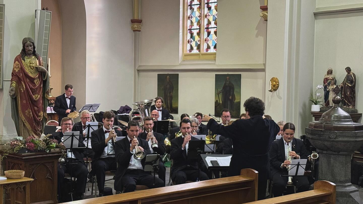 Eerste keer de Allerzielen dienst opgeluisterd onder leiding van onze nieuwe dirigent Hardy Mertens! 🎶