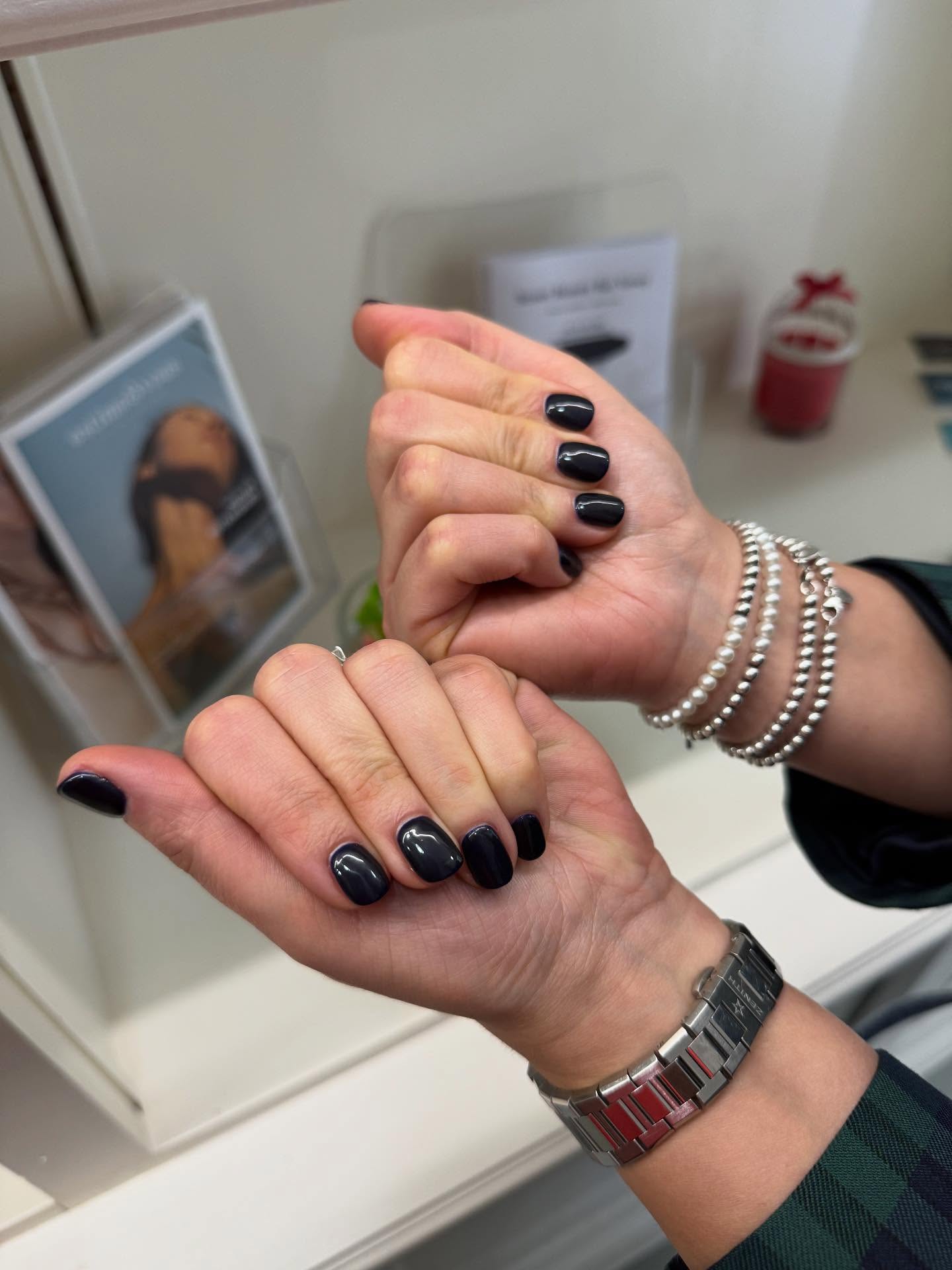 Octobre nails 🖤🖤🖤#nailsnailsnails #darknails #halloweenails #ongles #beautybar #studiobeauty #beautynails #vevey #veveynails #salonbeauty