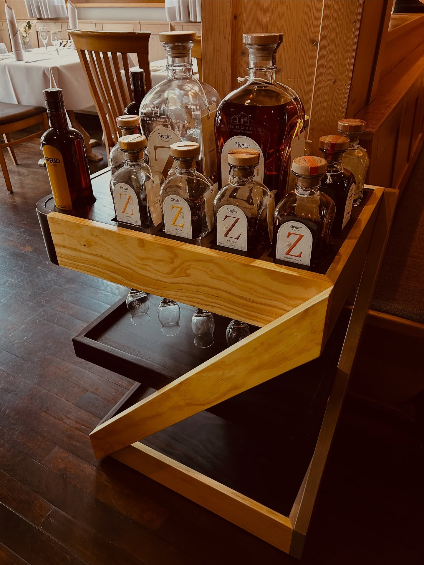 Ein Abend voller Genuss – und dann rollt er vorbei: unser Ziegler-Digestifwagen 🥃 Gefüllt mit feinen Destillaten aus der Region - handgemacht & ehrlich. Für Momente, die man gerne noch ein bisschen verlängert. 😊
#edelobstbrände #spirituosen #brennereiziegler #freudenberg #feinebrände #digestifwagen #bestenheiderstuben #bestenheid #wertheim