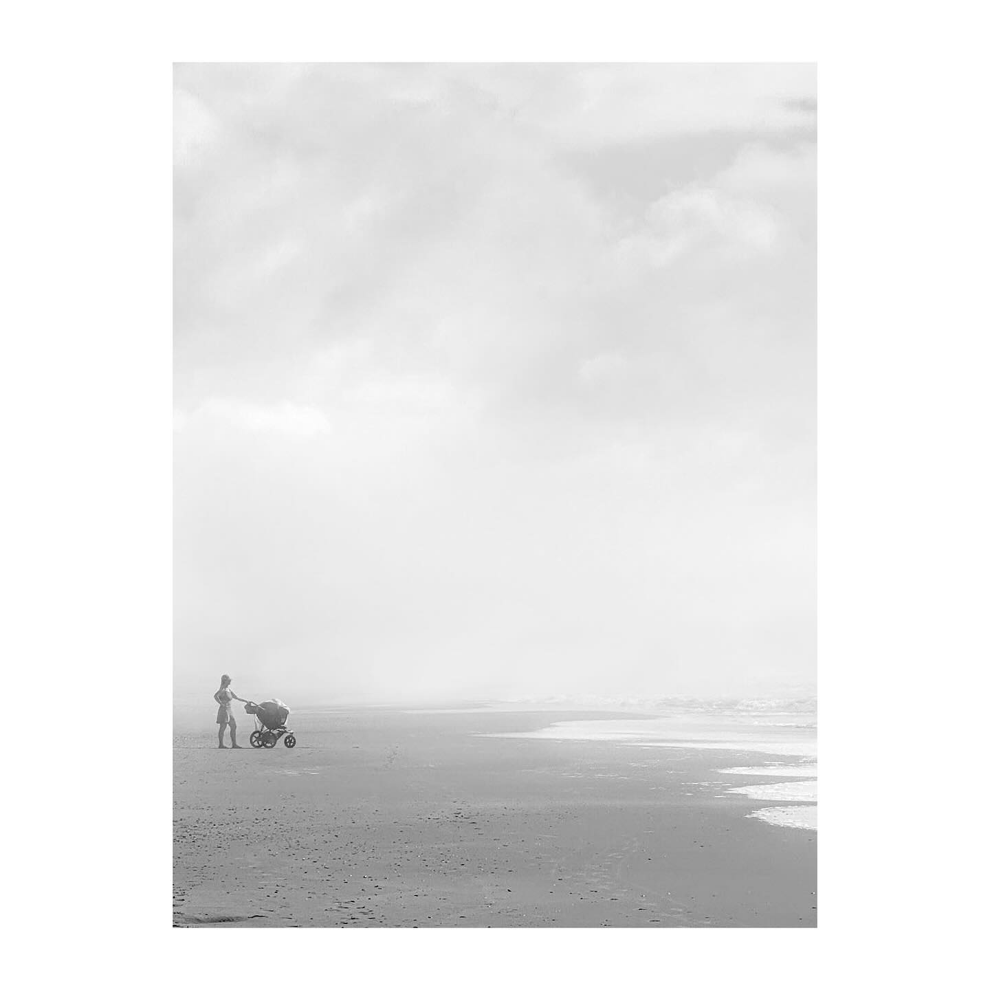 Inauguración “Bailar un lento con vos” en 2025. En unos días en Espacio Mados, Madrid. A partir del 11 de noviembre.
En 2024 la muestra se presentó en Ungallery con la curaduría de @florbattiti y @fernandofarina31 :
“…Cómo abordar el tiempo como idea, como percepción, como significante? ¿De qué manera vivir conscientemente con su presencia cotidiana que transforma cada segundo en un pasado y se mete en el cuerpo para hablar?
Sí. El cuerpo es hablado por el tiempo, al igual que todo lo que nos rodea. Se trata de rastros, señales, vivencias, muchas de las cuales entraron por las pupilas y se conservan bajo la piel.
Bailar un lento con vos es la imagen de un recuerdo que nos vuelve a enamorar. Esa reminiscencia que hace que el tiempo se detenga en nuestra memoria como un eterno presente, superponiendo imágenes y vivencias, como si todas estuvieran ocurriendo a la vez…”
#fineartphotography #womanartist #artecontemporaneo #arteconceptusl #mujeresartistas #distritodelasartes
#bailar un lento con vos #ungallery_ba