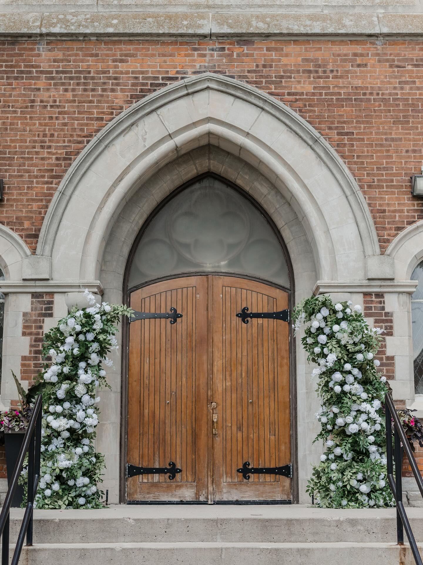 A statement piece that is blooming all year long 🌹
Our thick floral arches are the perfect faux floral backdrop for you “I Do”
📸 @photography.kathryn