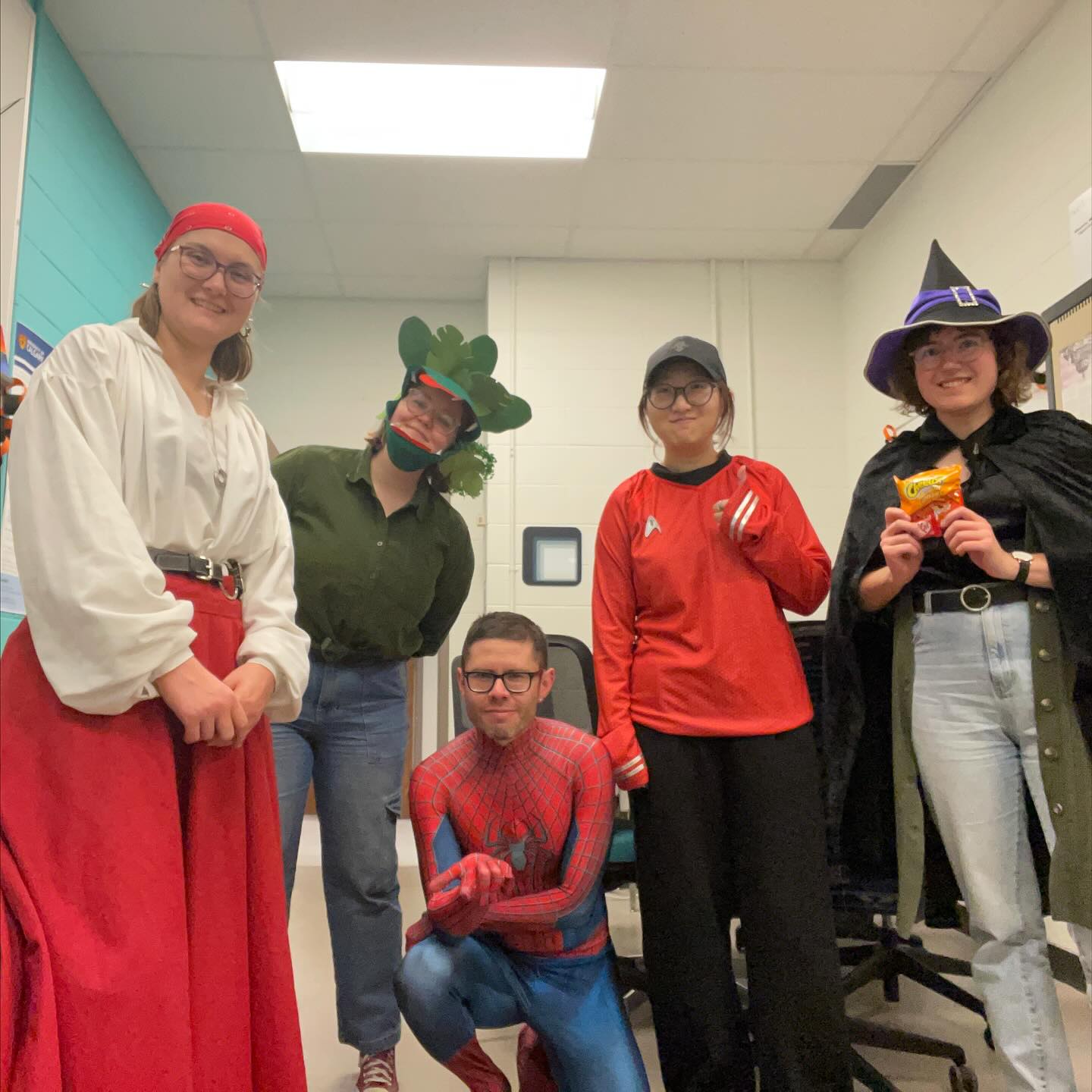 Happy Halloween from A Higher Clause! We put our metalinguistic knowledge to good use to solve the puzzles and relieve Craggy Hollow of the lingering ghosts.
#gradlife #happyhalloween #costumecontest #calgarylinguistics #ucalgarylinguistics #spookyscaryskeletons