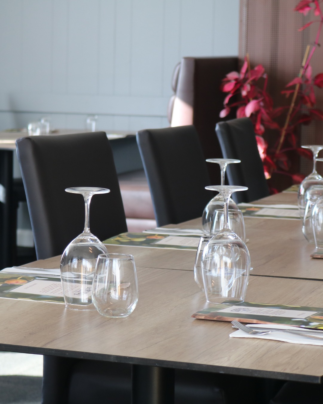 The cutlery’s set, the glasses shine, the menu’s ready.
All that’s left? Your seat at the table.
Bookings essential. 🍽️
