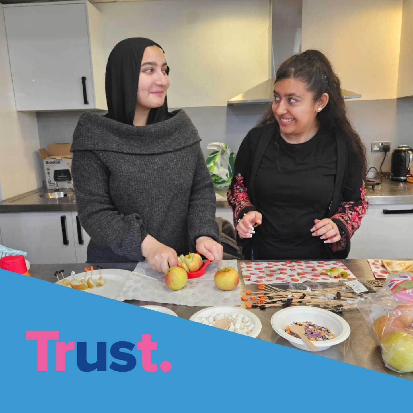 Empower Her half term camp in collaboration with @jasonrobertsfdn
The girls painted pumpkins, got to meet and interview the powerful @jawahir_roble, and ended the evening with amazing karaoke, made their own nutrition packed lunch with Carmel apples for dessert.