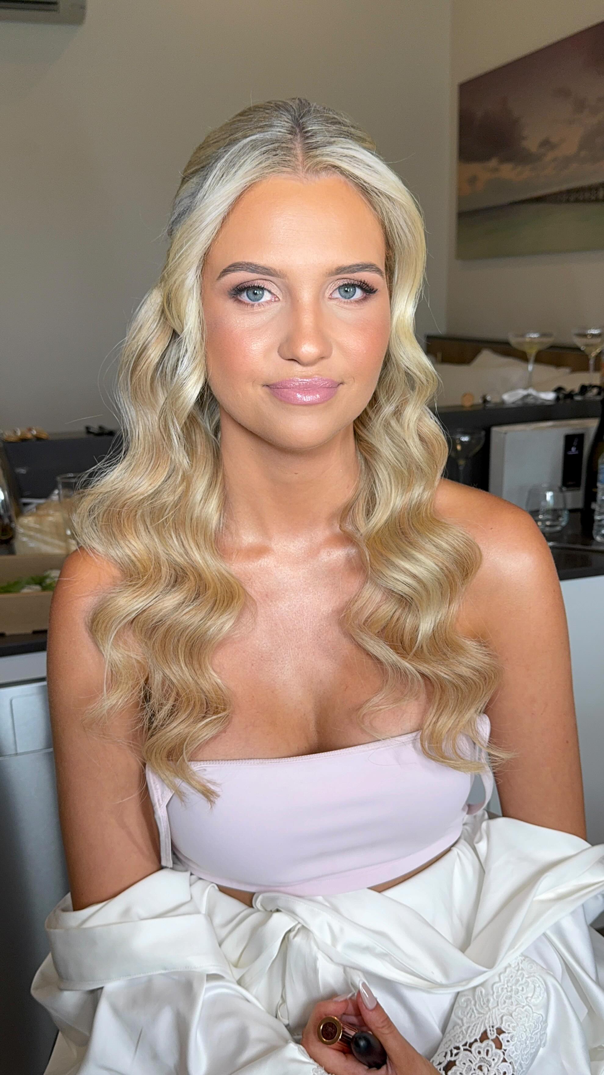 Will never get over how stunning Maddy looked! Absolute doll bride 🩷
🤍 Bride @maddycalton
💄 MUA @alexbronwynmua
#professionalhairstylist #bridalwaves #softupdo #weddinghairstyleideas #romanticbridalhair #halfuphalfdownhairstyle #bridalhalfuphalfdown #perthbridalhairstylist #perthweddingsupplier #perthbridalhair #perthbridalvendor #calmweddingmorning #bridalvibes #bridalprep voluminous bridal hair, face framing hair, classic bride hair, modern wedding hair