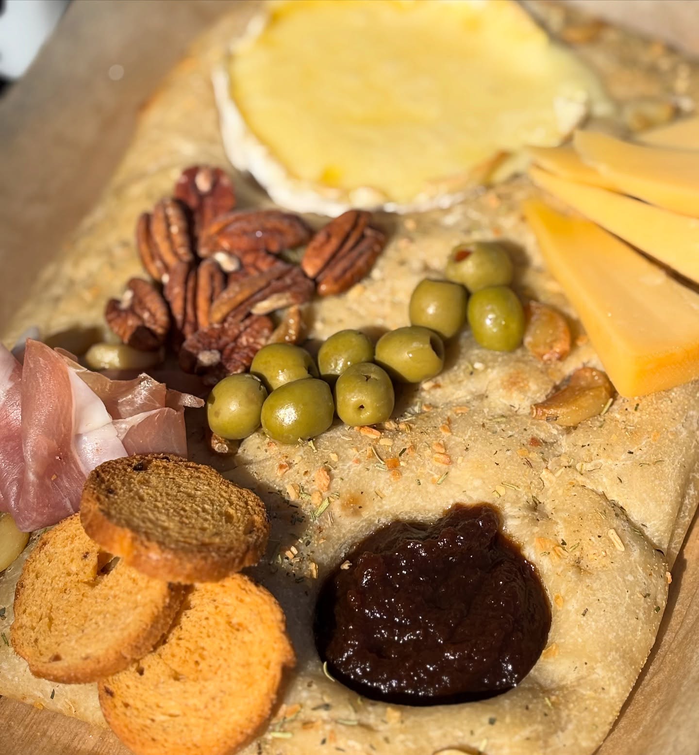 Edible charcuterie board!? Yes AND please!
We are so excited to have these featured on our Thanksgiving menu this year, we think you’re going to love them for your holiday gatherings.
Here’s the deets:
🌾These will be made with our savory herby super fluffy focaccia dough
🌾It will be the size of a half sheet pan (double the one in the picture)
🌾There will be indentations baked into the bread that you can fill with your favorite dip, jam, melted Brie cheese wheel, etc. and plenty of room to load up on your favorite charcuterie platter items.. meats, cheeses, nuts, dried fruits, crackers yadda yadda.
Dress it up to your hearts content AND use the bread for dipping! Use our pic as inspo or become a Pinterest king/queen. 😍 We. Are. In. Love.
Thanksgiving orders will drop November 1st, so make sure to snag one as a centerpiece for your table! 🦃