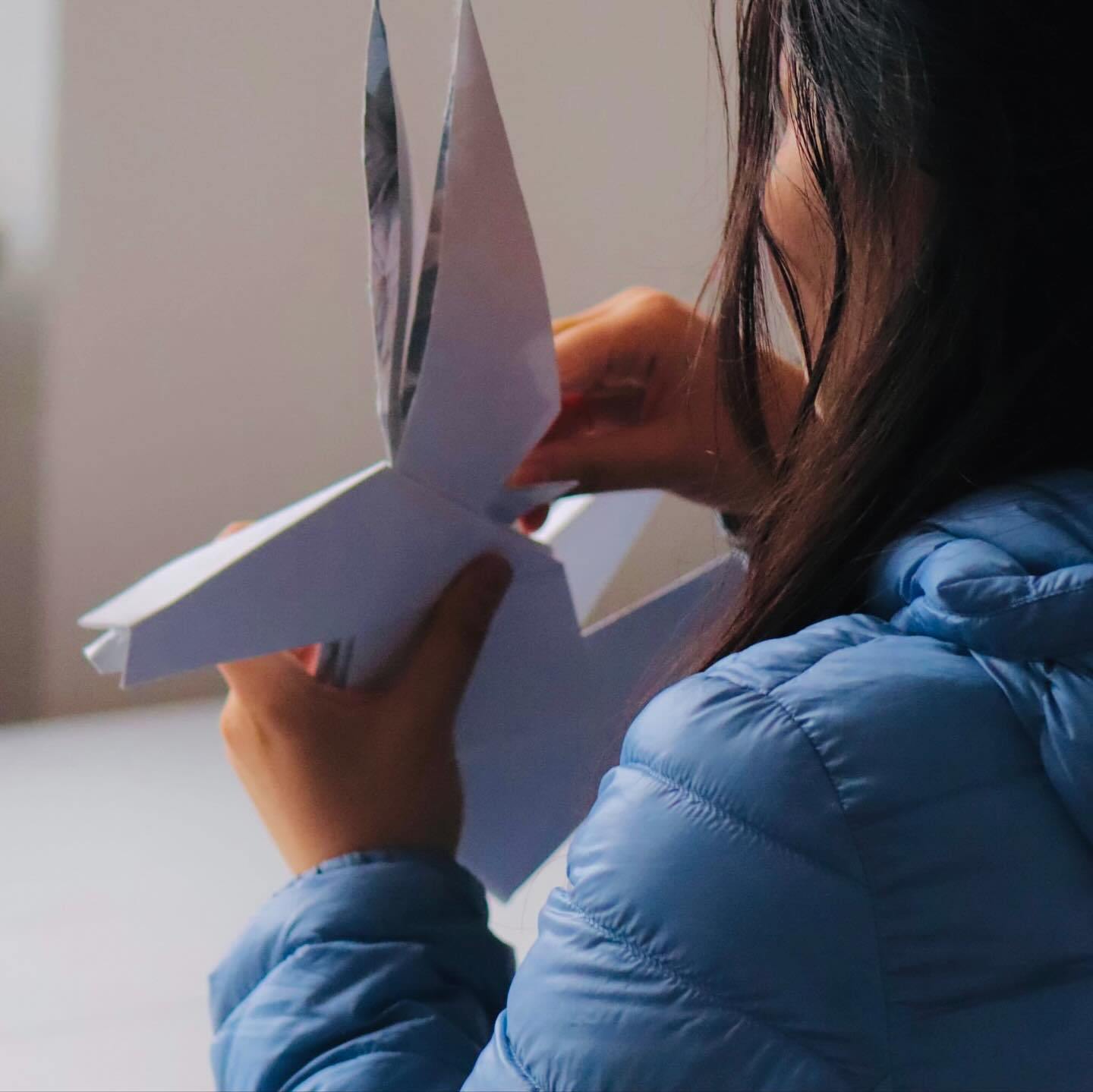 ✨ In the quiet moments at Moskosel Creative Lab, Yui, a volunteer from Japan, folds paper with mesmerizing grace and precision. Her origamis come to life, inspired by the calm, the light, and the creative energy that fill this place.
Now, a new idea is taking shape: to create a large-scale origami, and then bring it to life in wood — a bridge between fragility and strength, between an ephemeral gesture and lasting matter.
We can’t wait to see this vision unfold 🤍
Come and see what creativity grows here — Moskosel Creative Lab is full of stories waiting to take shape.
#ArtInResidency #FromPaperToWood #CreativeTransformation #MoskoselCreativeLab