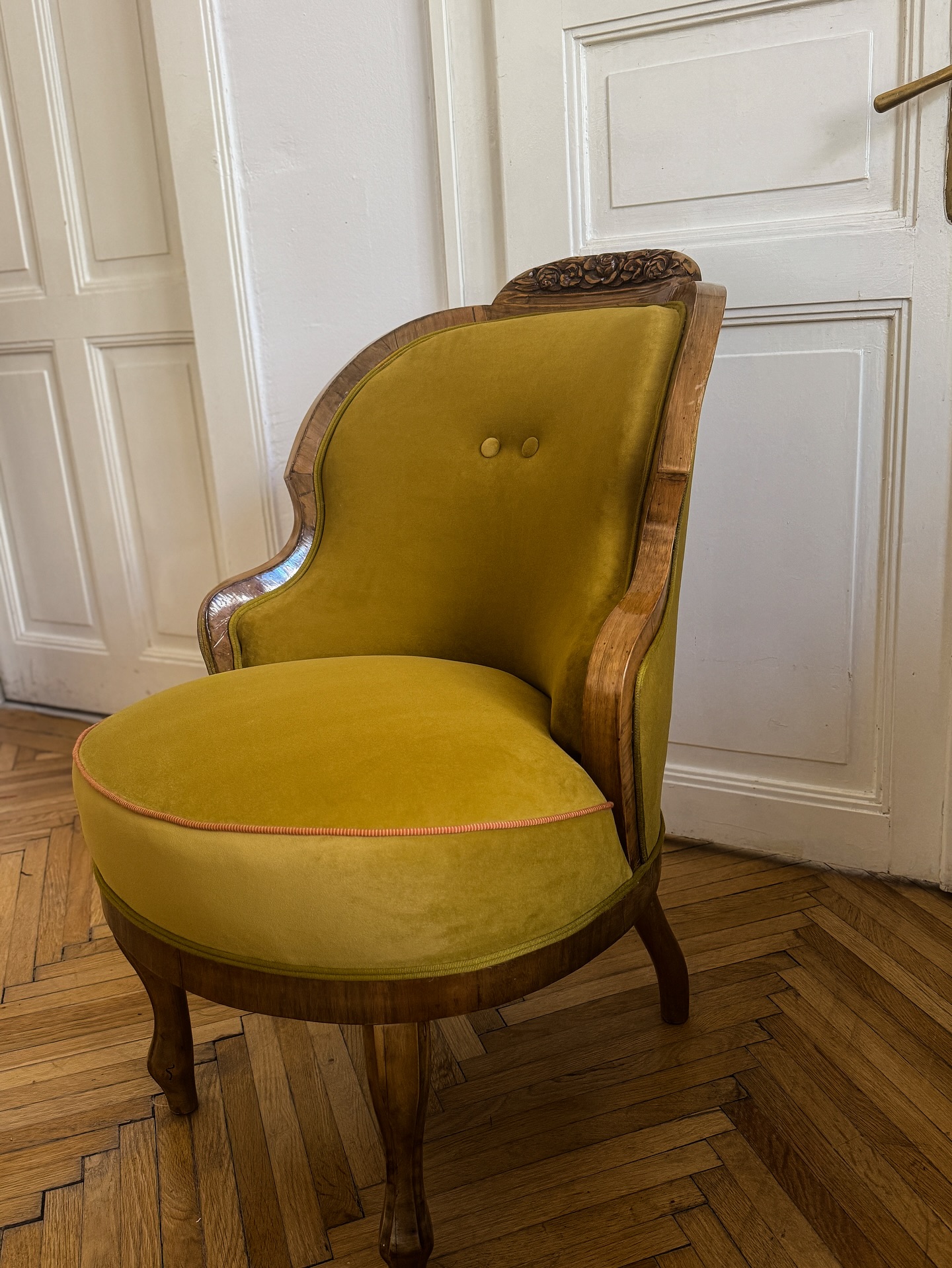 Aceste fotolii poartă cu ele mai mult decât lemn, țesături și cuie, poartă amintiri..
Au aparținut părinților și bunicilor, au fost martore la povești de viață, la seri lungi și conversații dragi. Iar acum, printr-o nouă retapițare, li s-a oferit o a doua viață, una care păstrează amprenta trecutului, dar și o notă de prezent.
La Maison Meynet, credem în meșteșugul lent și durabil, în respectul pentru munca de odinioară și în iubirea pentru frumosul autentic.
Mulțumim proprietarilor pentru încrederea deplină în munca și ideile noastre, această transformare este rodul unei colaborări bazate pe respect, pasiune și dragoste pentru lucrul bine făcut. 🤍
#maisonmeynetartisan #retapitare #tapiteriepersonalizata #retapitarescaune #retapitarefotoliu #customupholstery