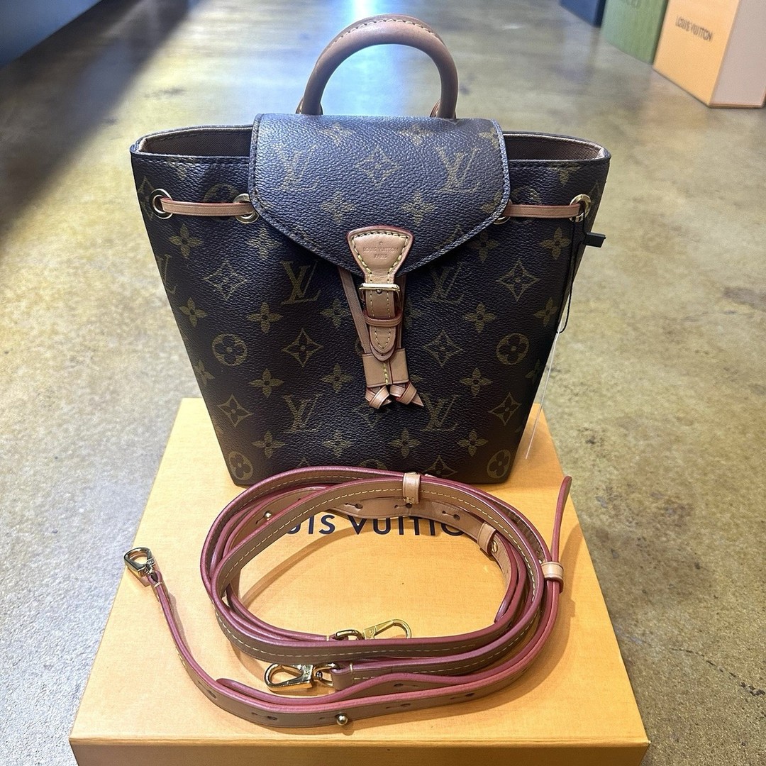 Only $1699! A Louis Vuitton Montsouris NM Backpack in classic Monogram Canvas. Features adjustable leather straps, gold-plated hardware, and a magnetic closure. Perfect for chic, everyday elegance! ๐โจ #LouisVuitton #LuxuryStyle #FashionEssentials #DesignerBag #LouisVuittonMontsouris
https://ebay.us/m/sGlyVW