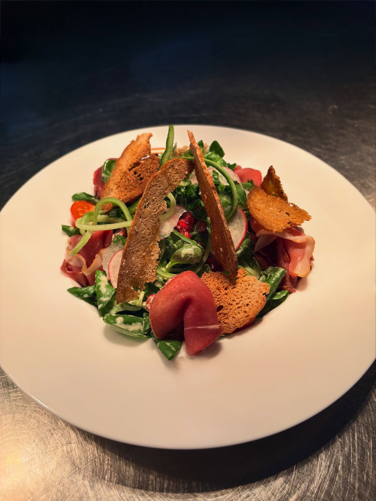 Feldsalat mal anders – mit Schinken vom Spessart-Wildschwein, cremigem Kartoffeldressing & knusprigen Brotchips. So einfach. So gut. ❤️
Aktuell auf unserer Speisekarte.
#feldsalat #wildschweinschinken #spessartwild #heimatküche #wertheim #bestenheid #bestenheiderstuben #routedergenüsse #tourismuswertheim