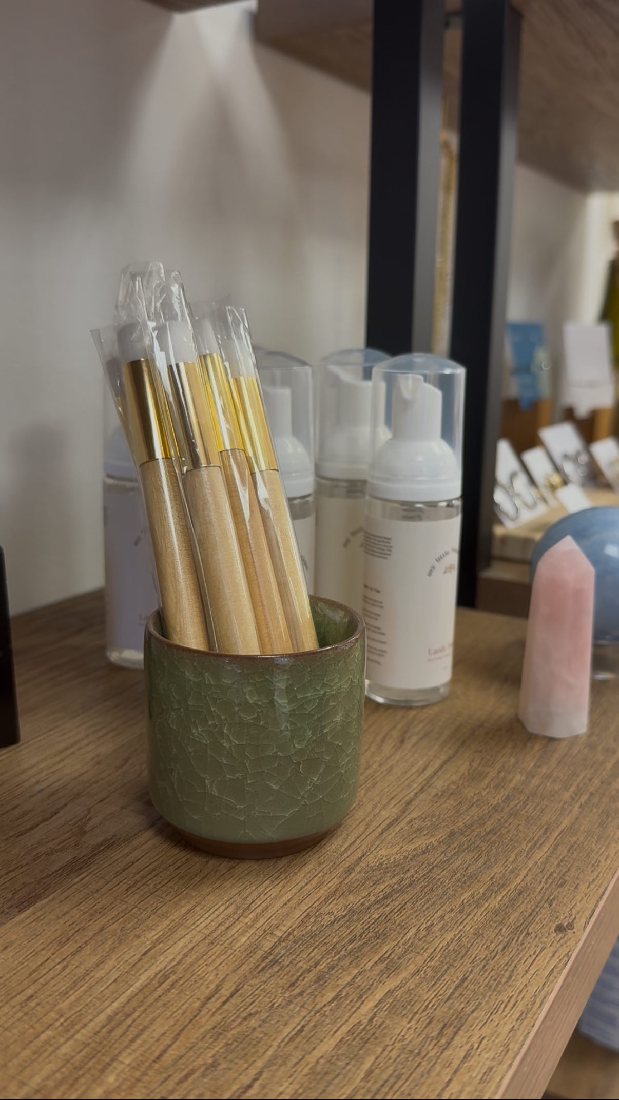 Clean lashes = long-lasting lashes! 🧼✨
Washing your lash extensions removes oil, makeup, and debris that can break down the adhesive and cause premature shedding.
Pick some up at your next appointment!
#losangelessalon #losangeleslashes #losangeleslashextensions #losangeleslashartist #lashtips