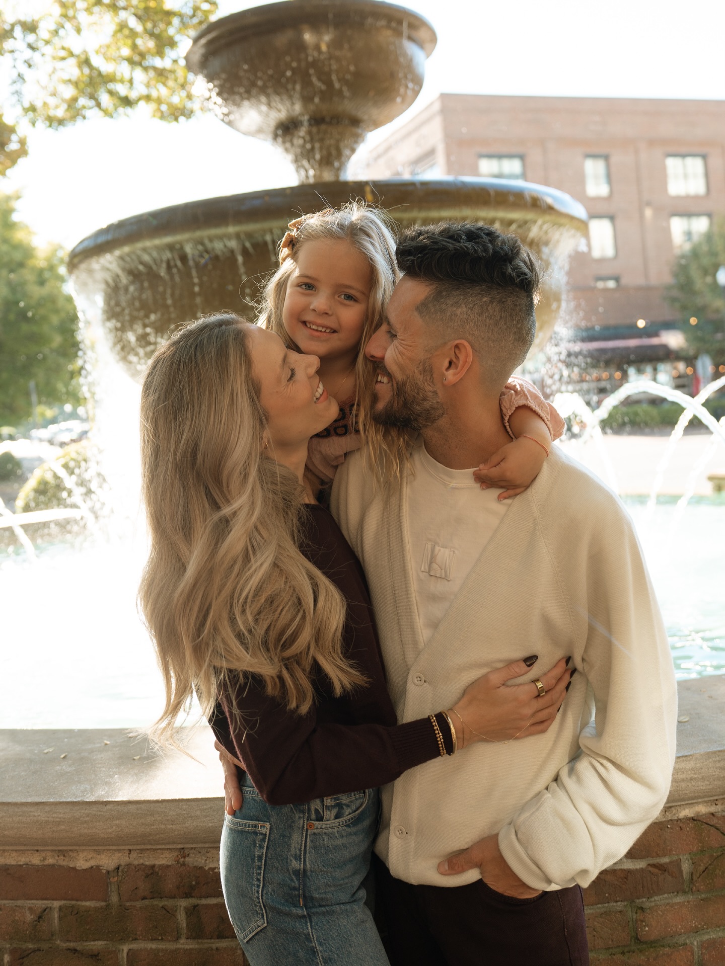 One thing about family sessions, I’ll be documenting your family as a family 🫶🏼 I take so many runs through providence, so it feels so good to be able to photograph the little corners I’ve had my eyes on.