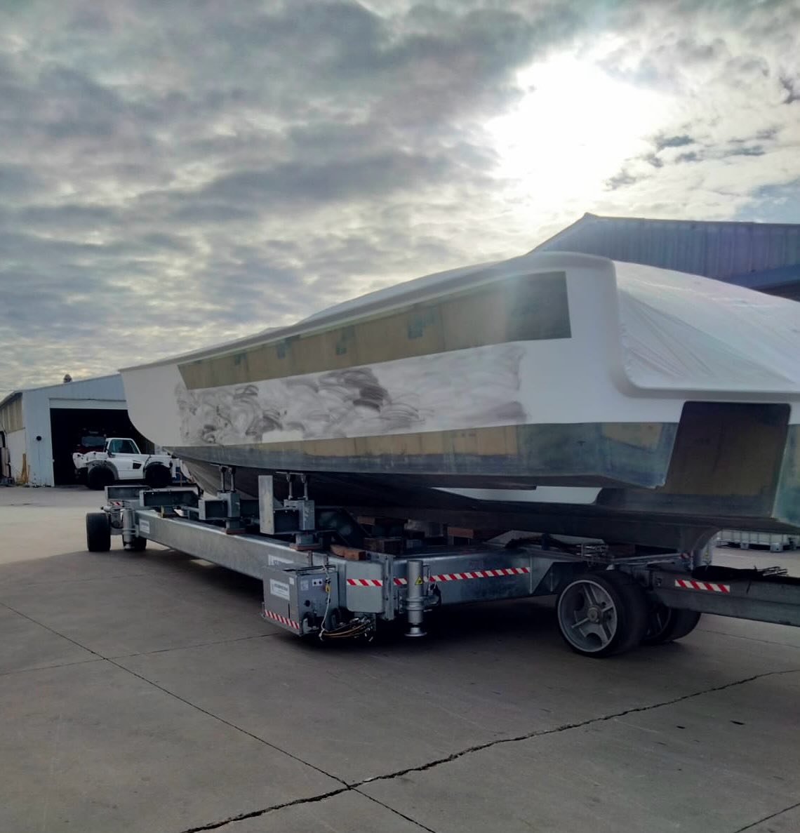 T50AV is a simple trailer able to make the difference. 50 ton of capacity, hot deep galvanised for the use on slipway, functional for the use on shipyard with its steering wheels and a power unit that can be connected to the trailer once you’ve to storage boats. All components and details are studied to warranty a long life in presence of salt water📍🇫🇷 COUACH shipyard