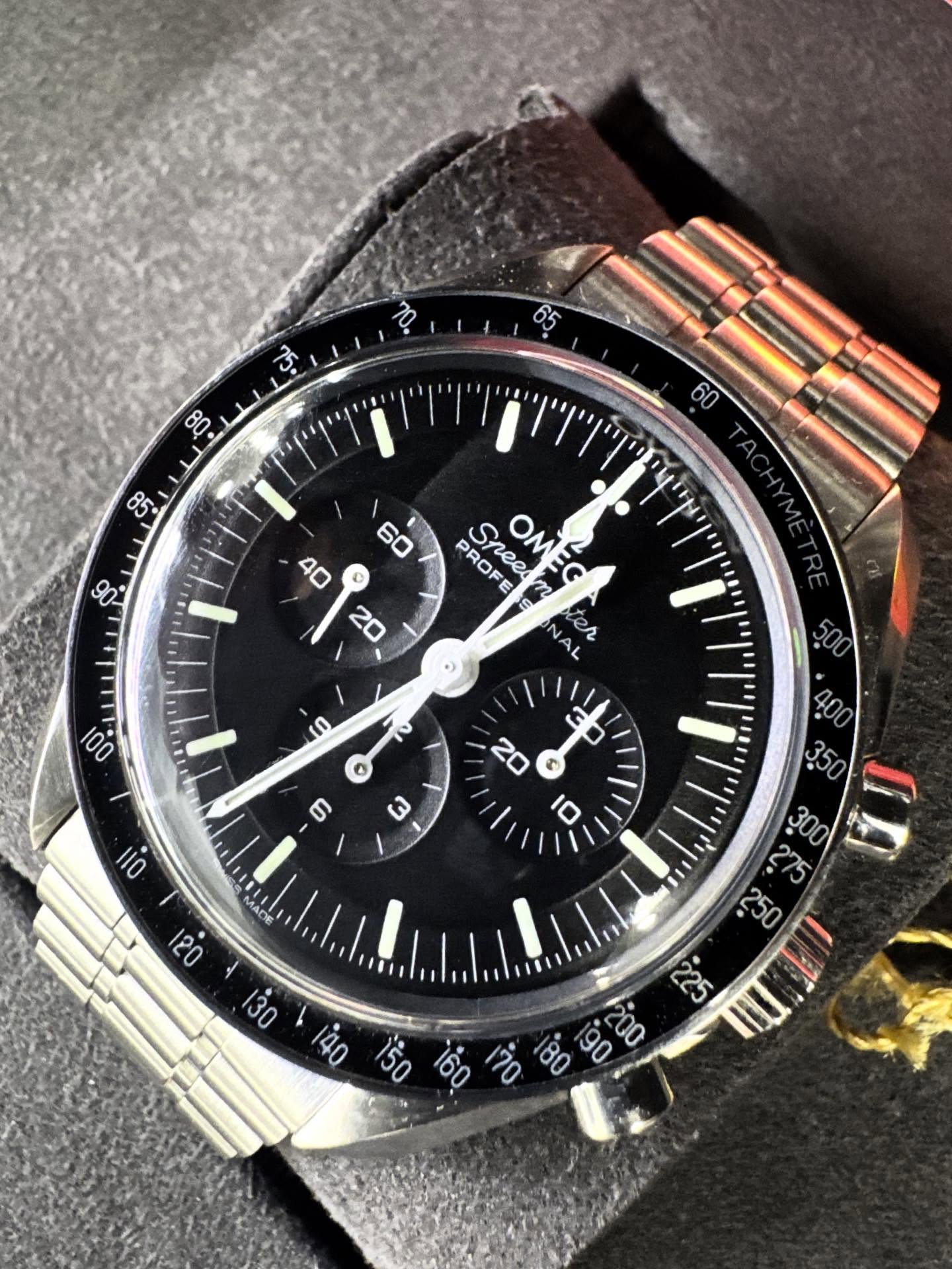 The Omega Speedmaster Professional Moonwatch — a timeless icon of precision and heritage.
Featuring the classic Hesalite crystal, manual-wind chronograph movement, and the design that accompanied astronauts to the Moon.
A symbol of reliability, craftsmanship, and history on the wrist.